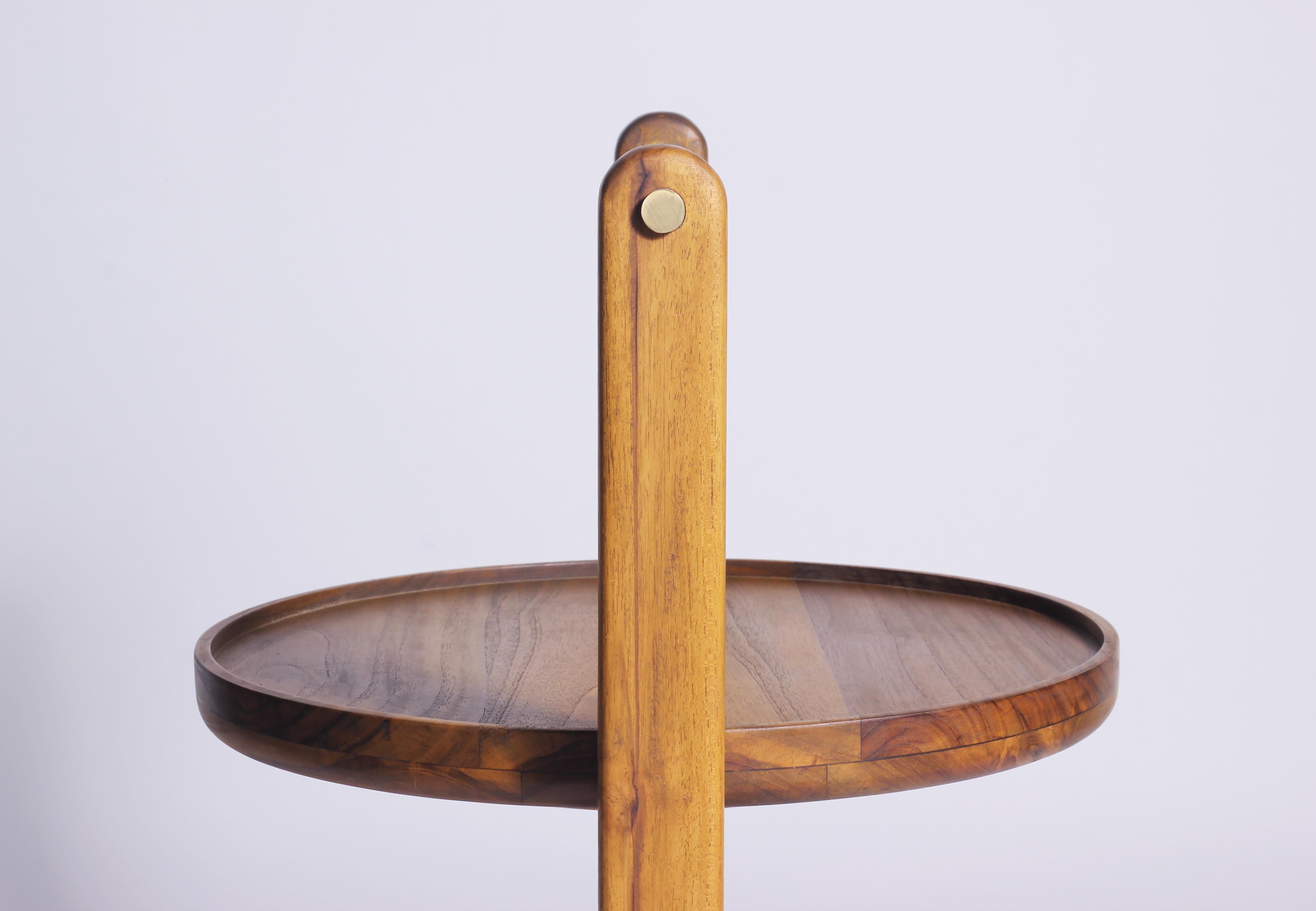 XXIe siècle et contemporain Table d'appoint en bois de chêne massif du milieu du siècle, fabriquée à la main, avec plateau rond et laiton en vente