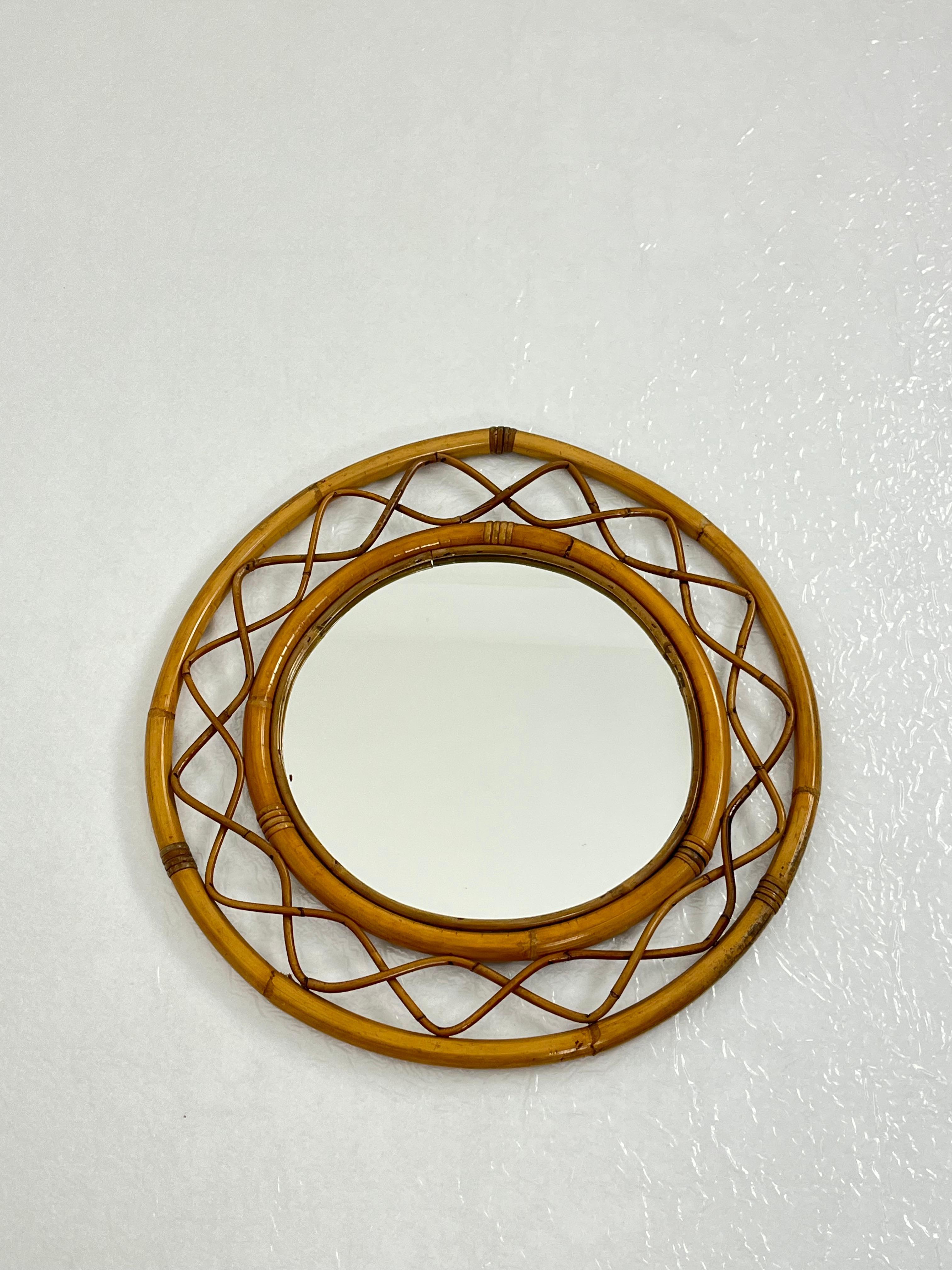 Espejo de pared redondo de bambú y ratán de mediados de siglo, Made in Italy, años 60
Intacto y en buen estado.
Se encuentra en una villa costera de Taormina, una encantadora localidad costera siciliana.