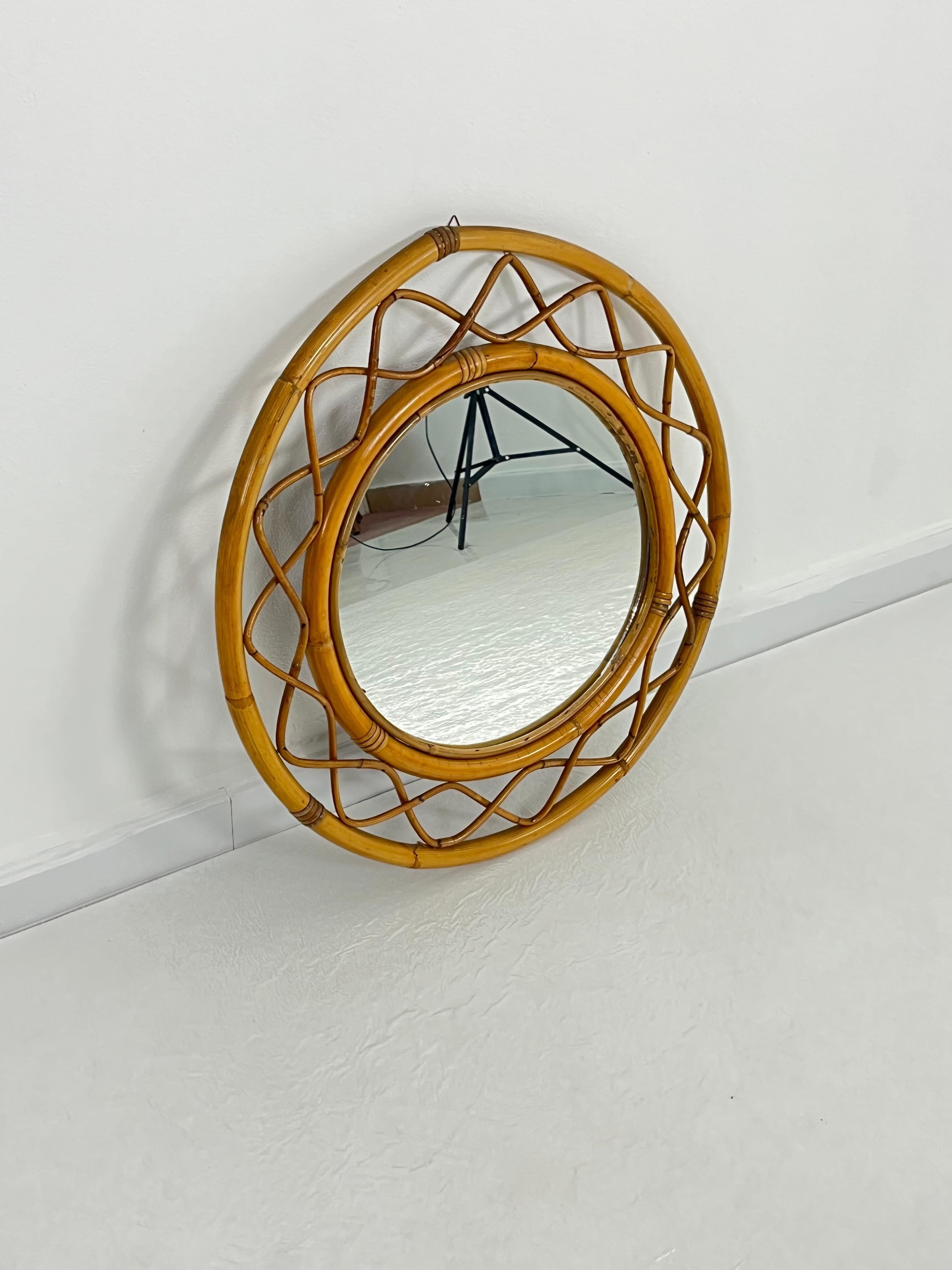 Espejo de pared redondo de bambú y ratán de mediados de siglo, Made in Italy, años 60 mediados del siglo XX en venta