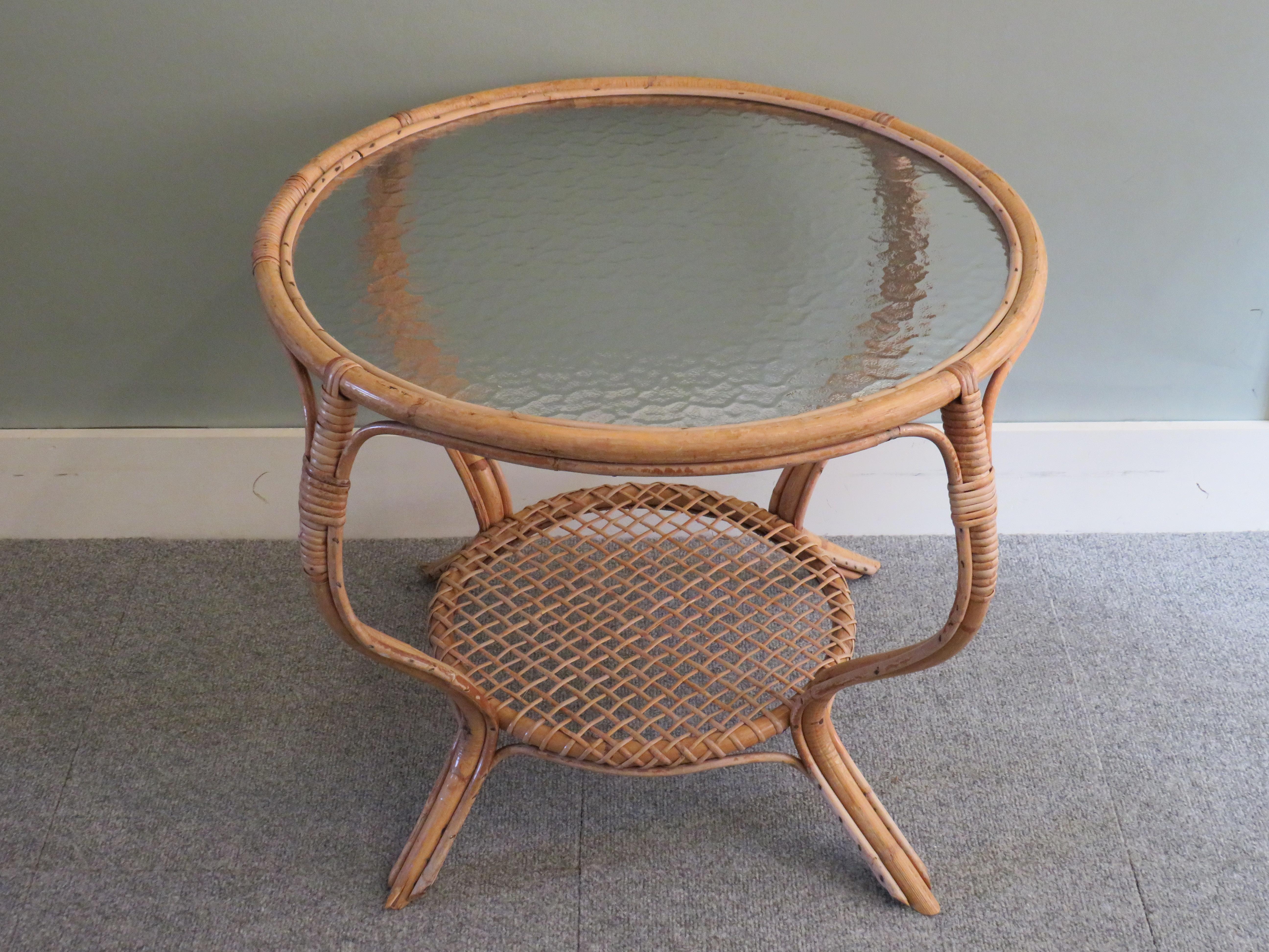 Mid Century Round Bamboo Coffee Table with Bubble Glass Top In Good Condition In Herentals, BE