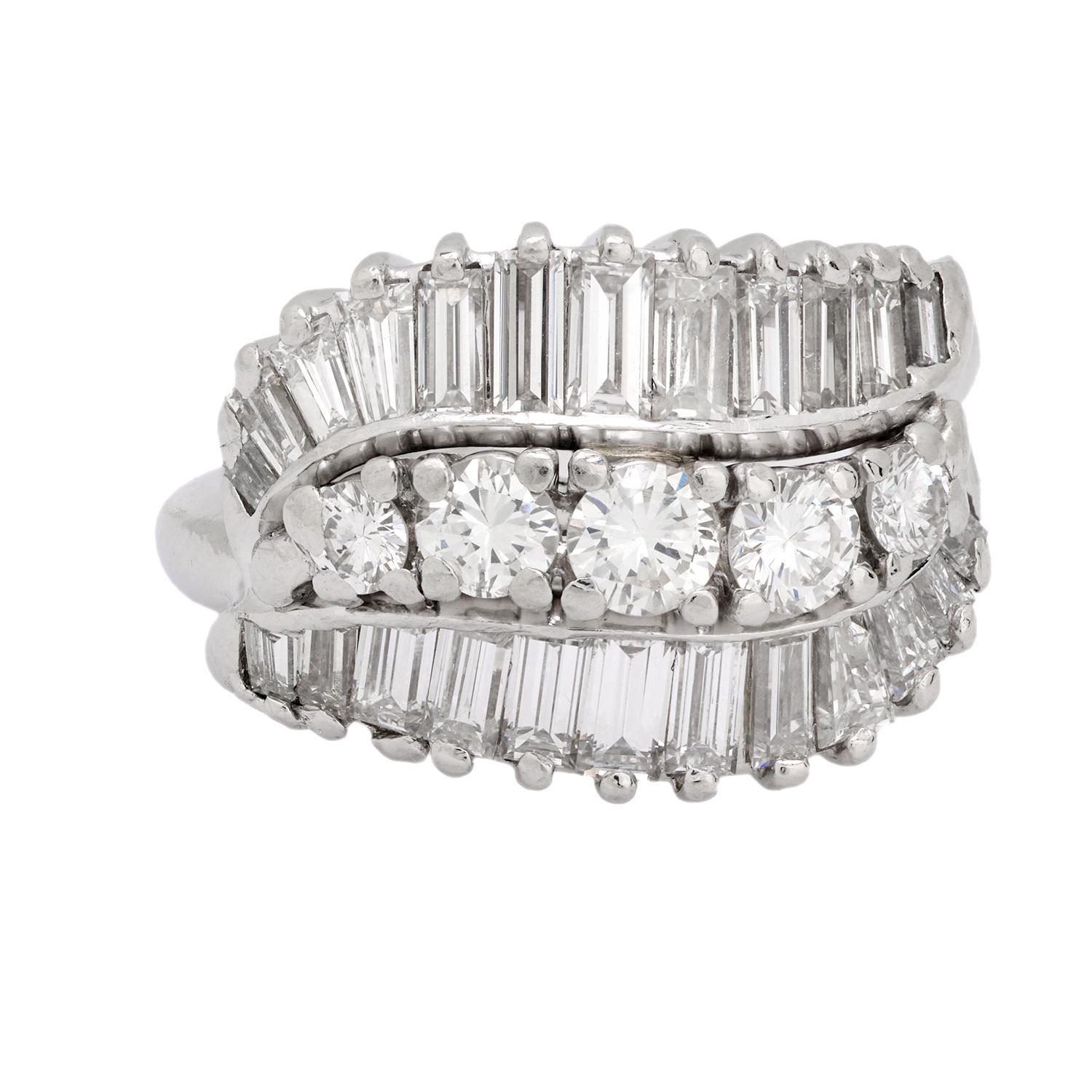 Moderno Anello in platino di metà secolo con diamante rotondo taglio brillante e baguette in vendita