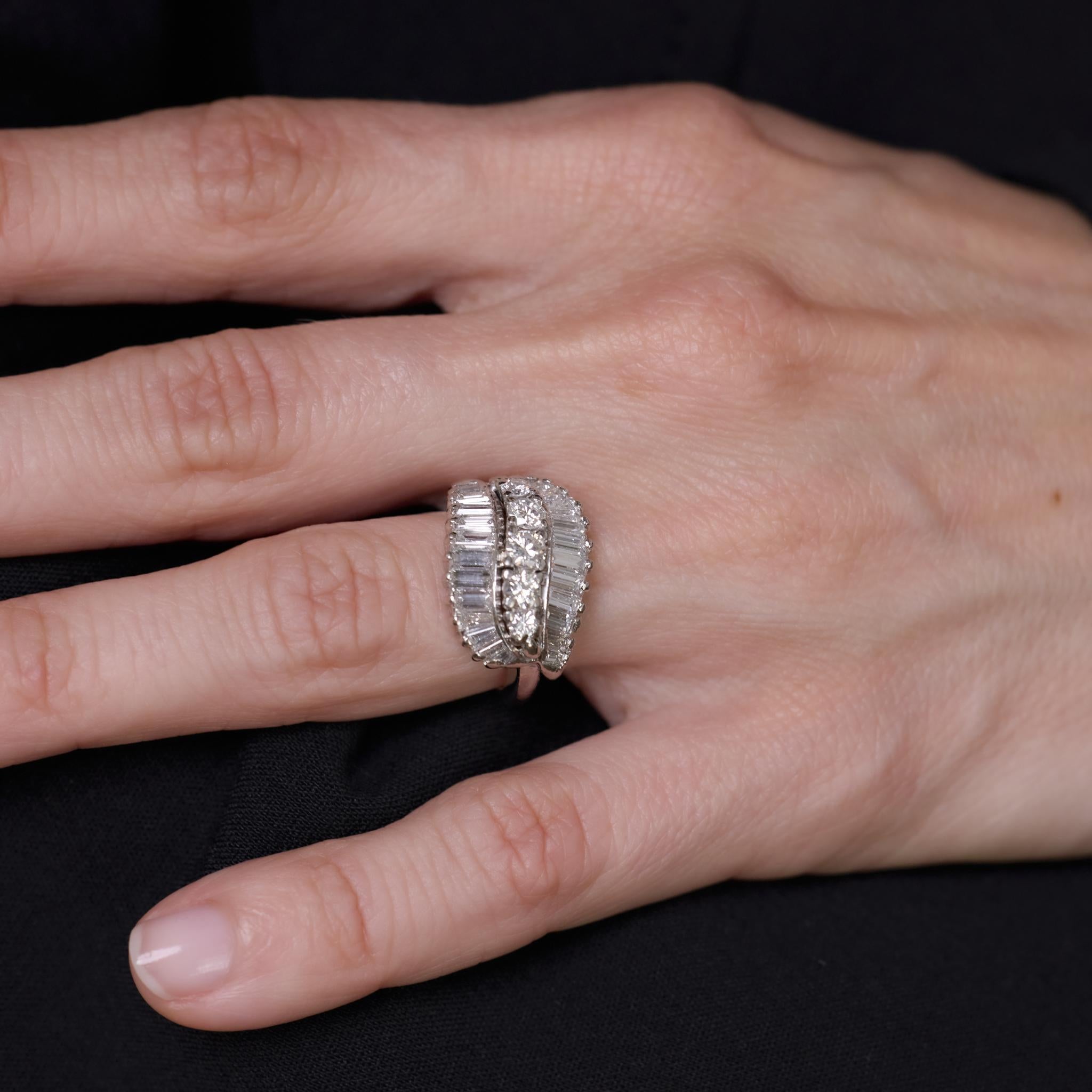 Taglio brillante Anello in platino di metà secolo con diamante rotondo taglio brillante e baguette in vendita