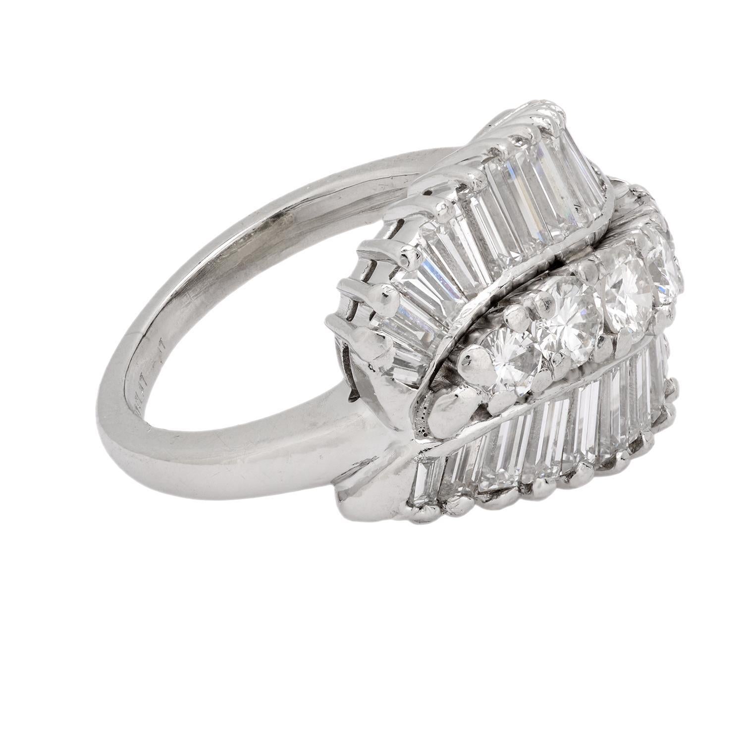 Anello in platino di metà secolo con diamante rotondo taglio brillante e baguette In condizioni buone in vendita a Beverly Hills, CA