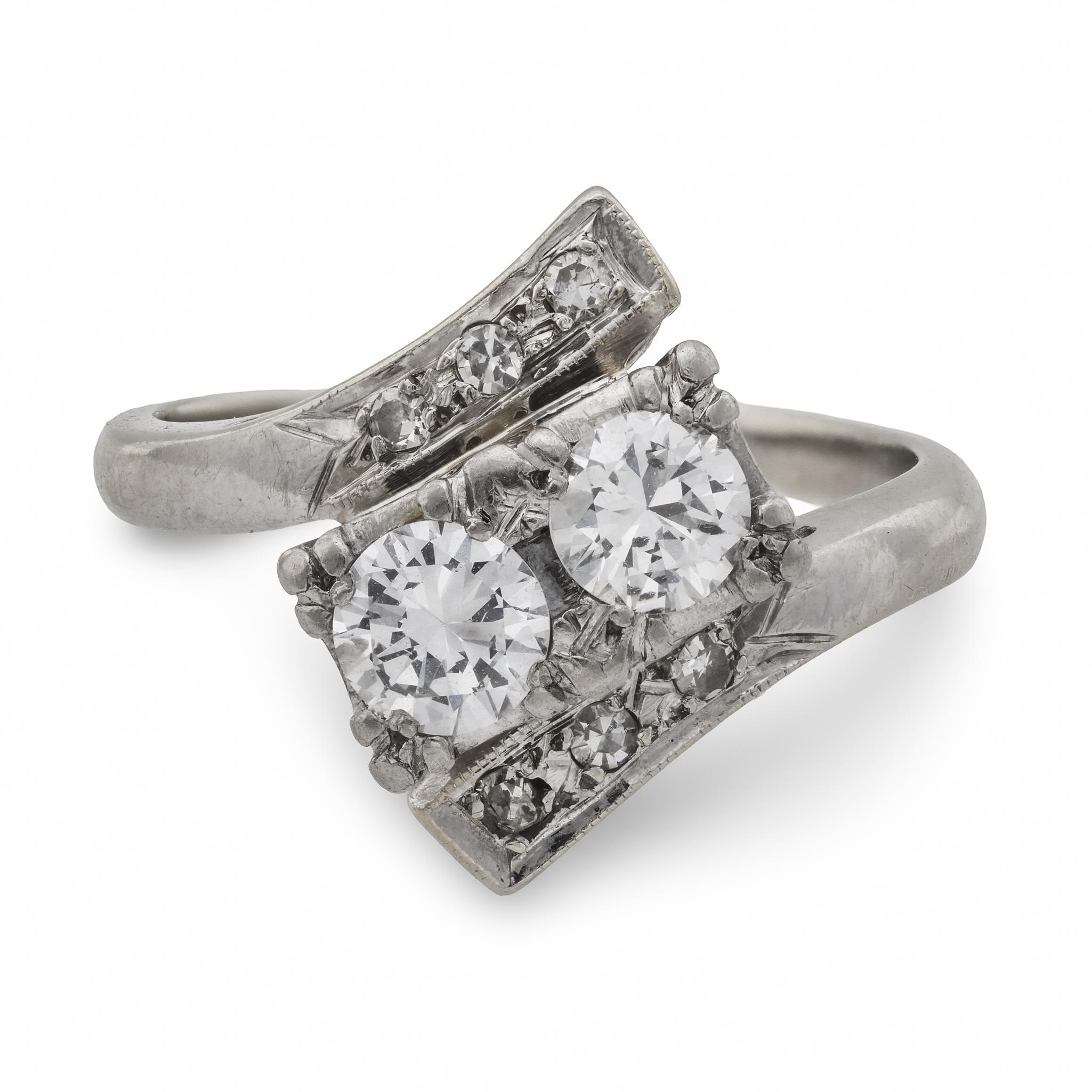 Contemporaneo Anello bypass in oro bianco 14k con diamante taglio brillante rotondo del Mid Century in vendita