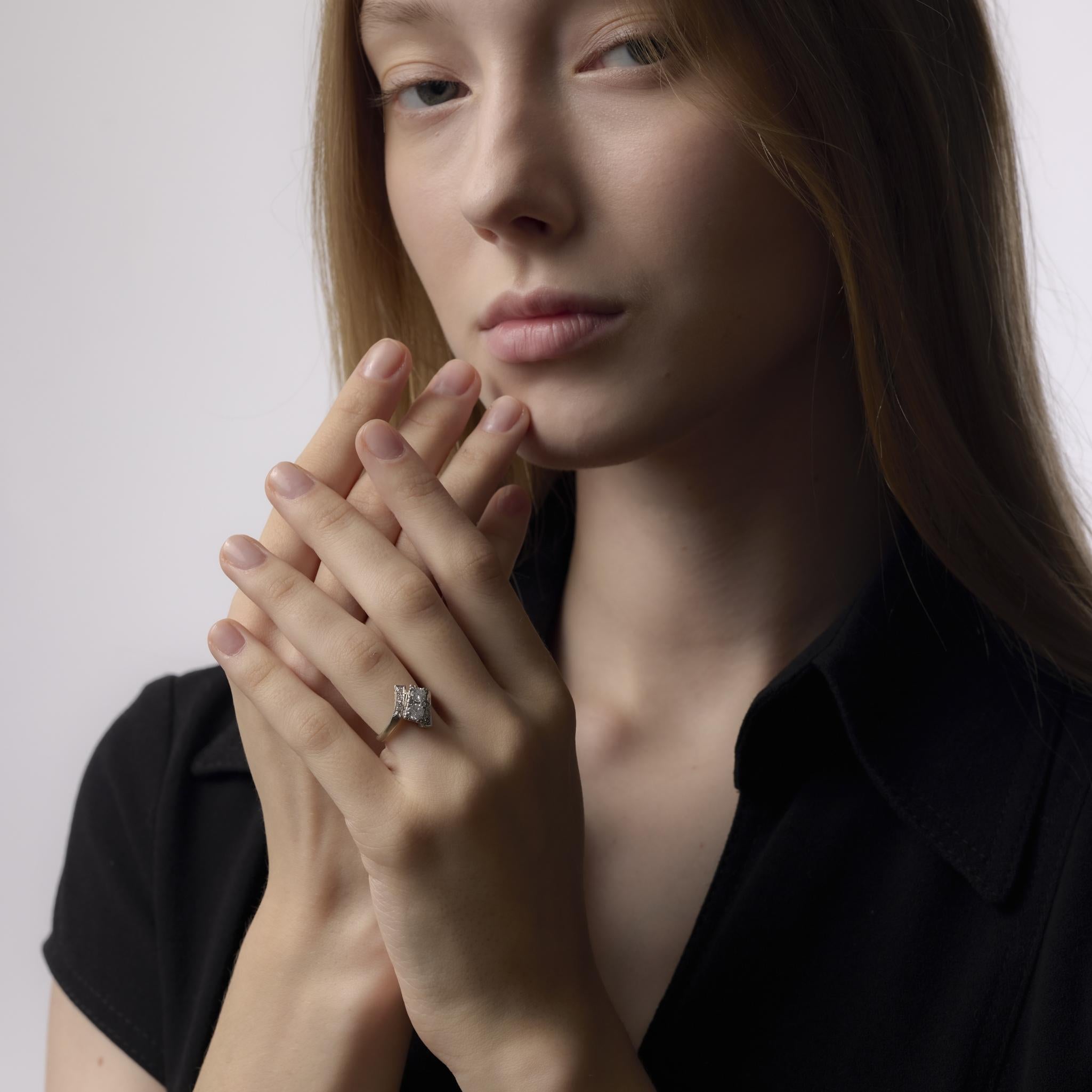 Taglio brillante Anello bypass in oro bianco 14k con diamante taglio brillante rotondo del Mid Century in vendita