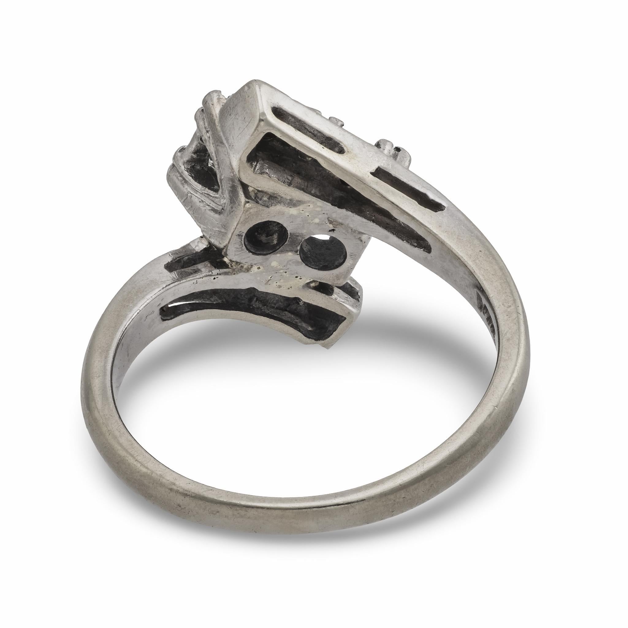 Donna Anello bypass in oro bianco 14k con diamante taglio brillante rotondo del Mid Century in vendita