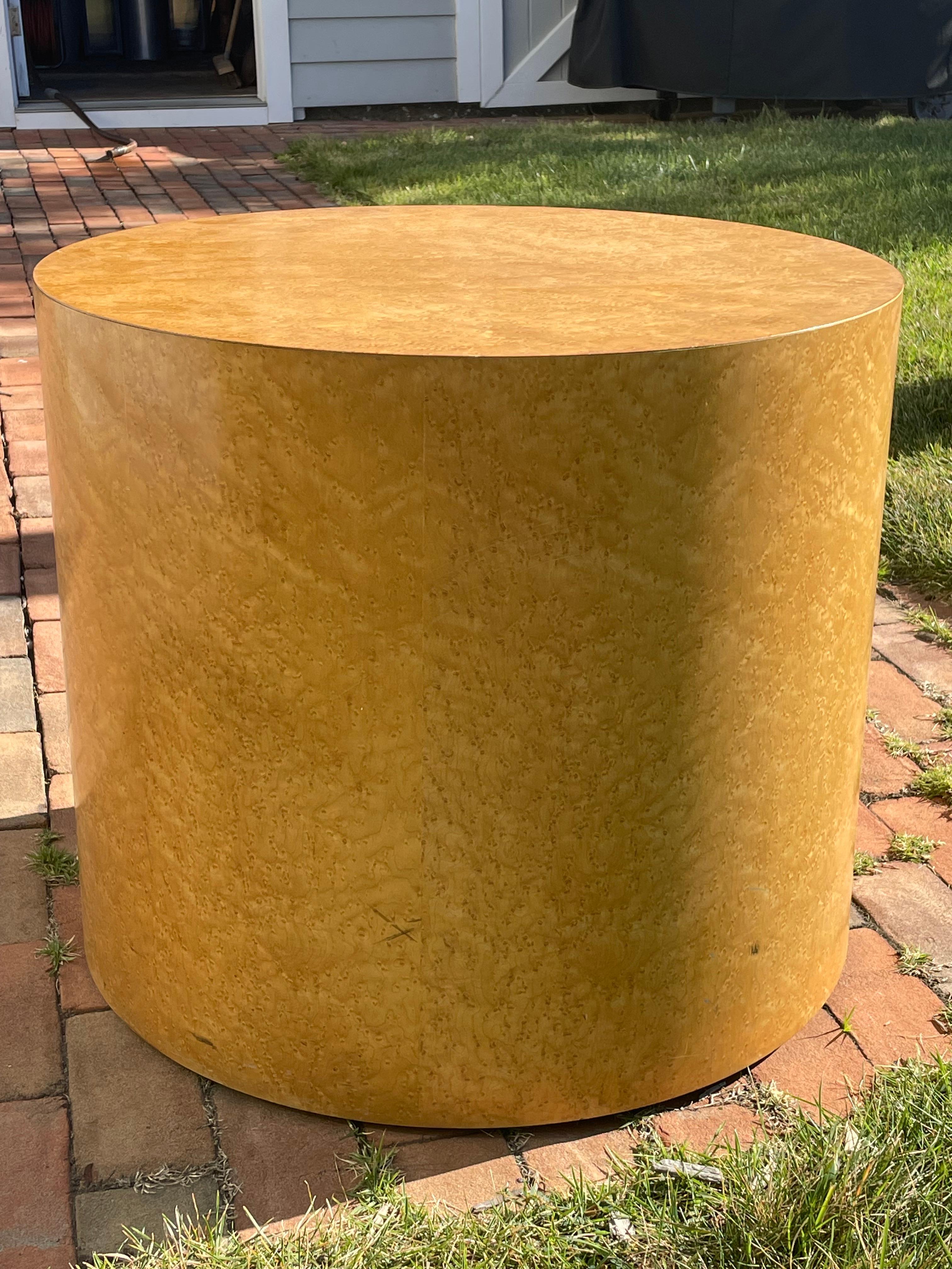 Grande table ronde en placage de bois de ronce, pouvant être utilisée comme table basse, table d'appoint ou table de chevet. On l'appelle parfois table à tambour dans le design de Paul Mayen pour Habitat . Intrex labellisé. 