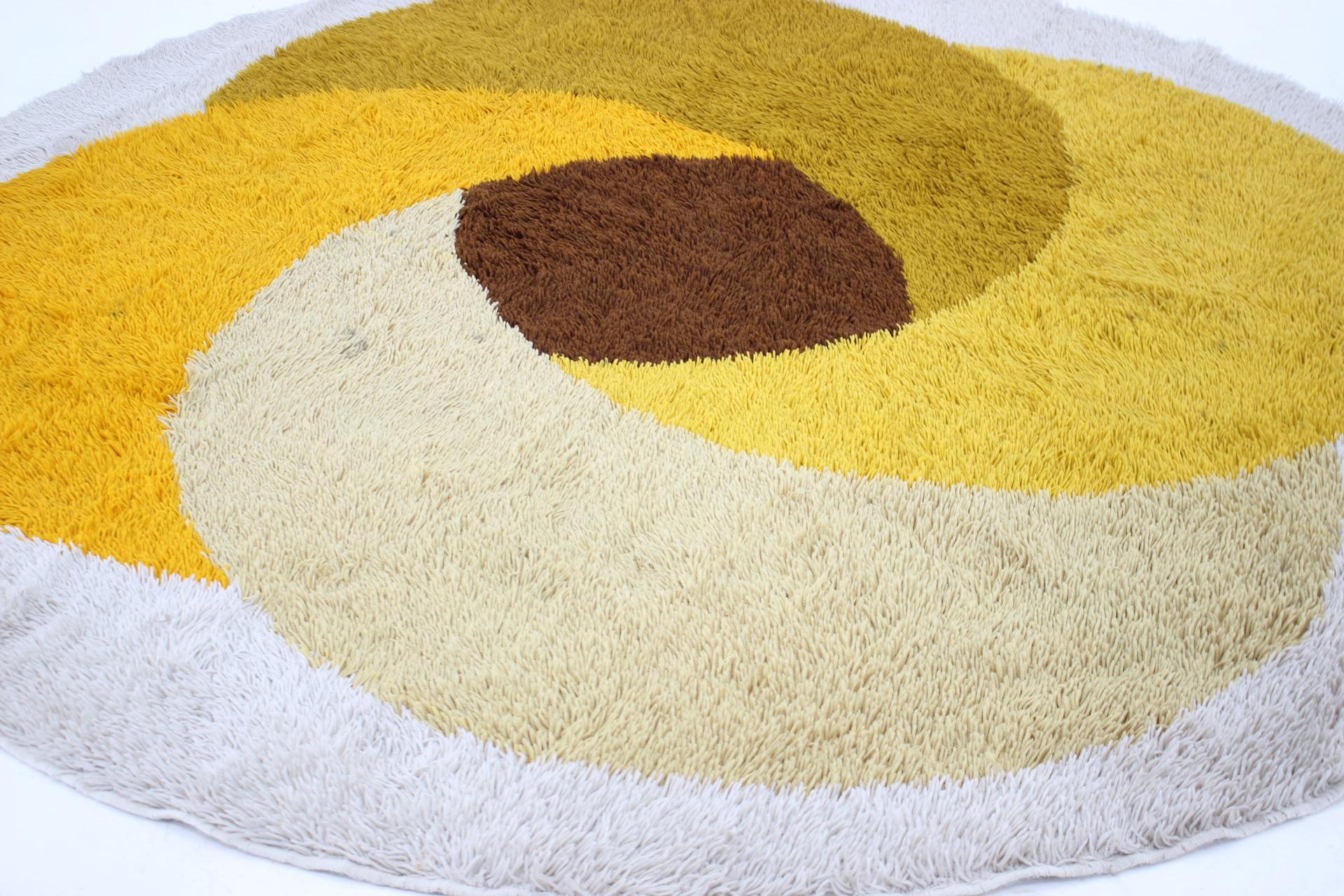 round mid century rug