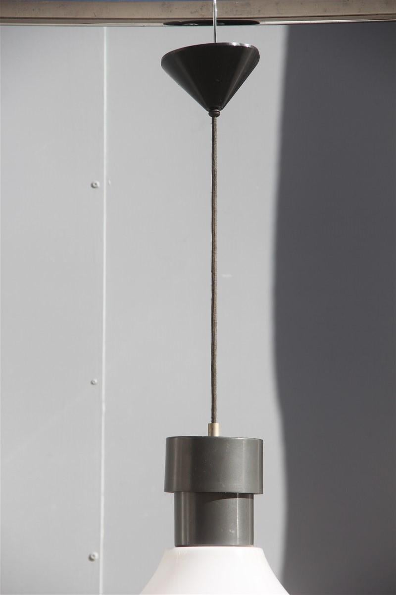 Mid-Century moderno Lampadario rotondo del Medioevo Elio Martinelli in plexiglass, metallo bianco e nero, anni '50 in vendita