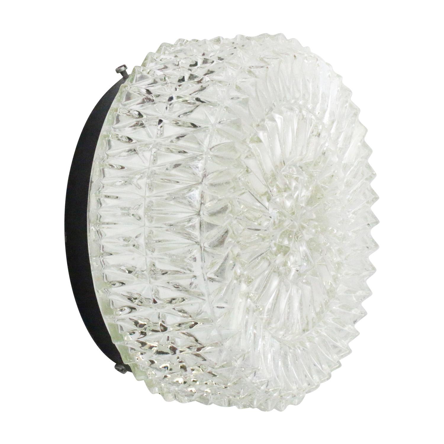 Lampada da parete o da soffitto del Mid-Century.
Base in metallo con vetro trasparente.

1960-1970

Peso: 1,23 kg / 2,7 lb

Prezzo per singolo articolo. Tutte le lampade sono state rese idonee dagli standard internazionali per le lampadine a