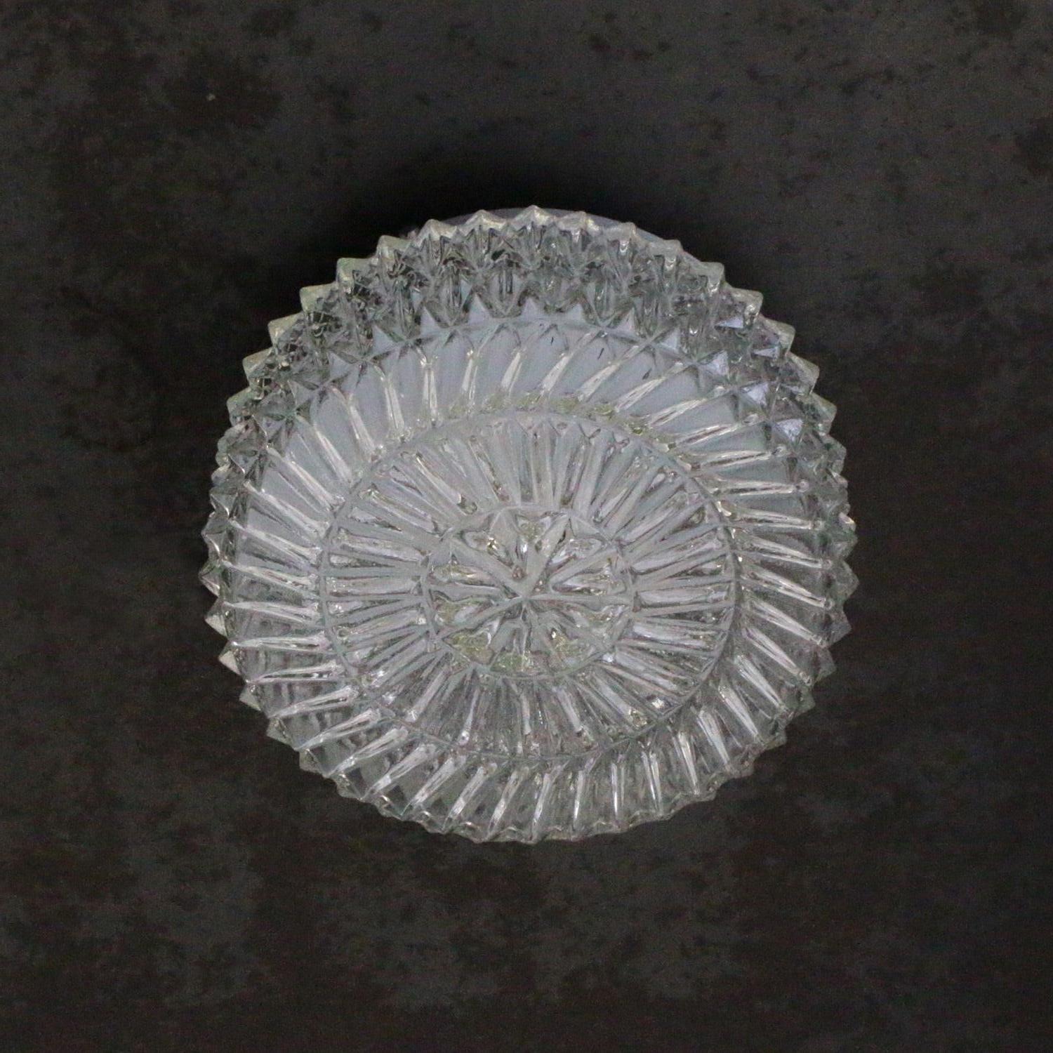Lampada da parete o da soffitto del Mid-Century.
Base in metallo con vetro trasparente.

1960-1970

Peso: 1,23 kg / 2,7 lb

Prezzo per singolo articolo. Tutte le lampade sono state rese idonee dagli standard internazionali per le lampadine a