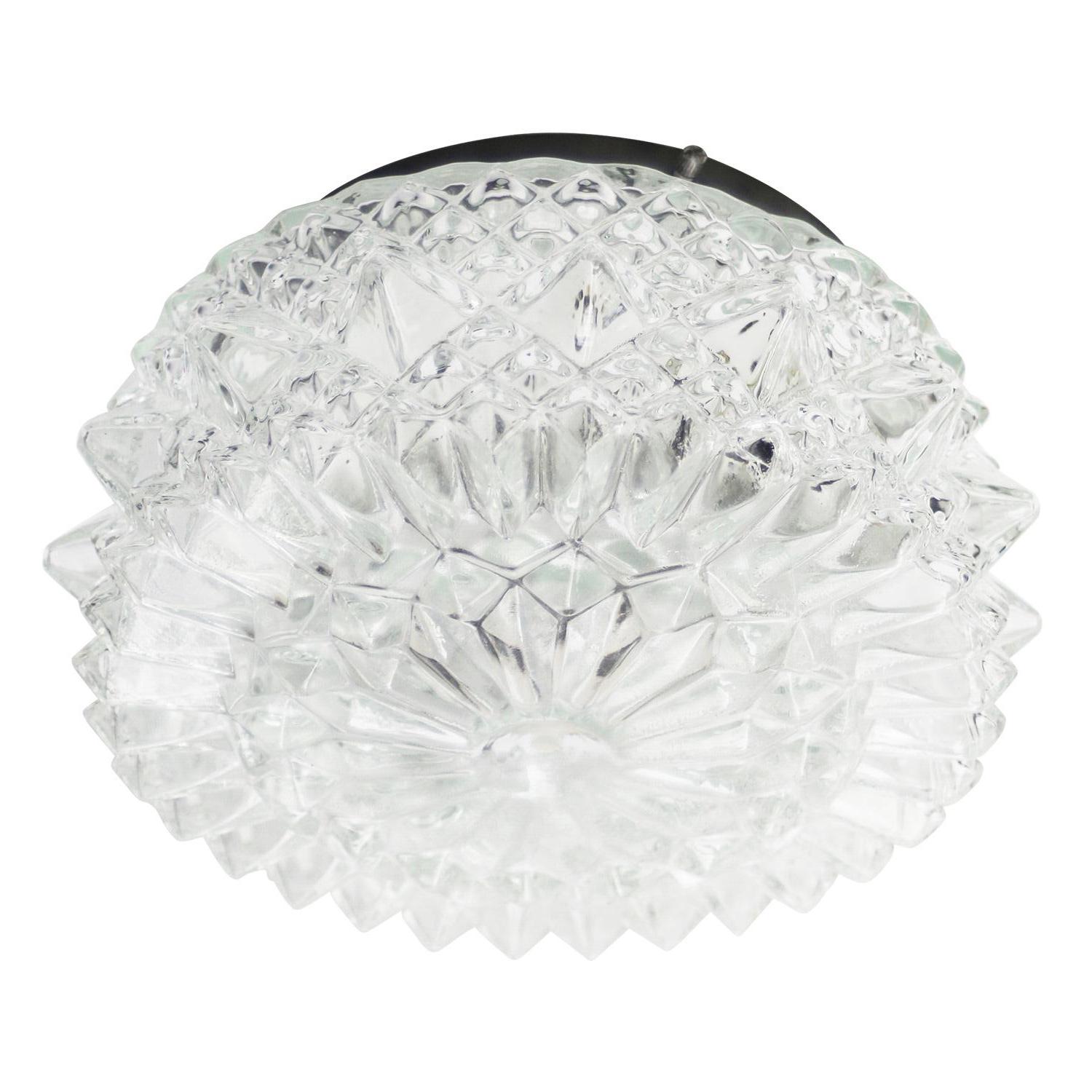 Lampada da parete o da soffitto del Mid-Century.
Base in metallo con vetro trasparente.

1960-1970

Peso: 1,10 kg / 2,4 lb

Prezzo per singolo articolo. Tutte le lampade sono state rese idonee dagli standard internazionali per le lampadine a