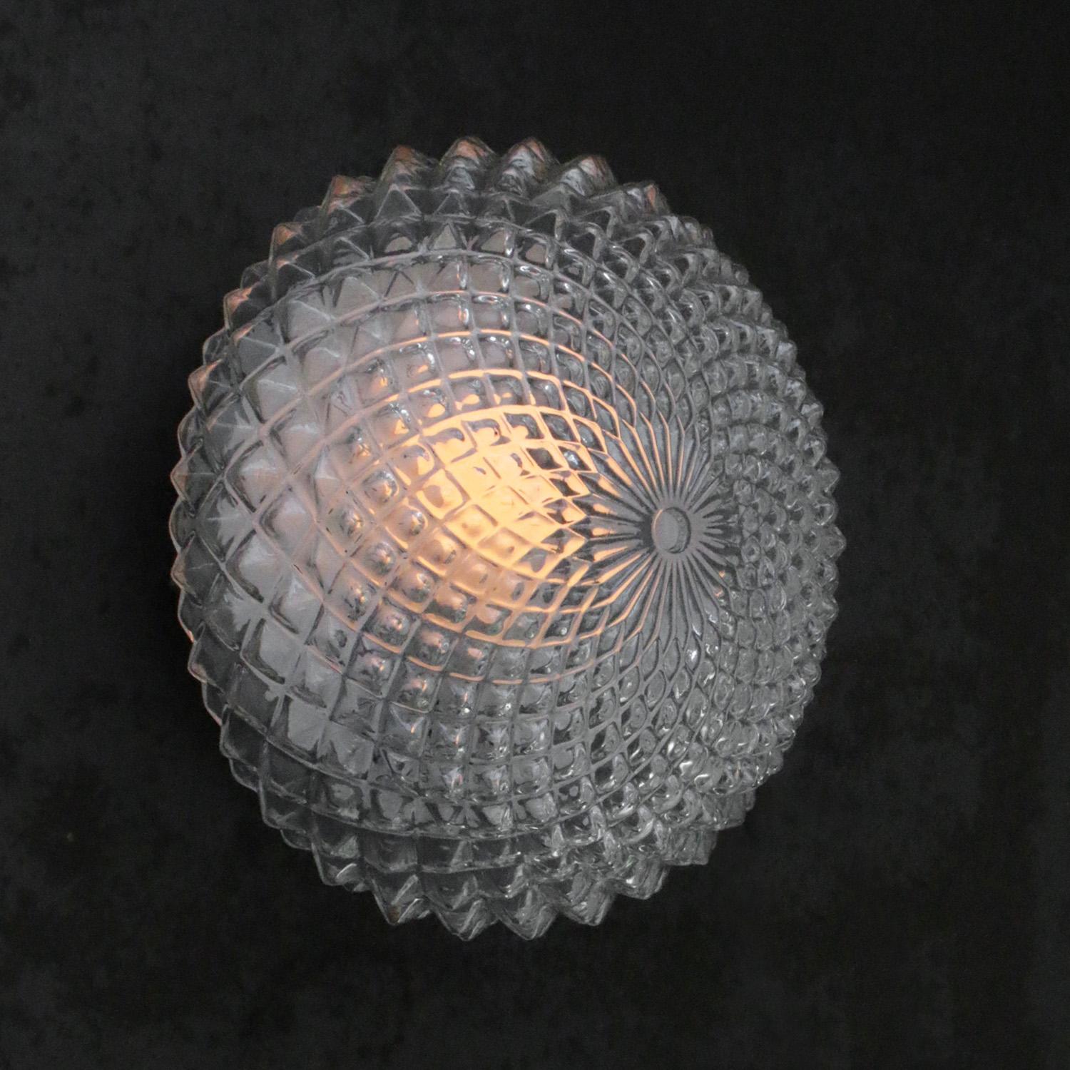 Lampe murale ou de plafond du milieu du siècle.
Base en métal avec verre transparent.

1960-1970

Poids : 1,40 kg / 3,1 lb

Le prix est fixé par article individuel. Toutes les lampes ont été rendues conformes aux normes internationales pour les