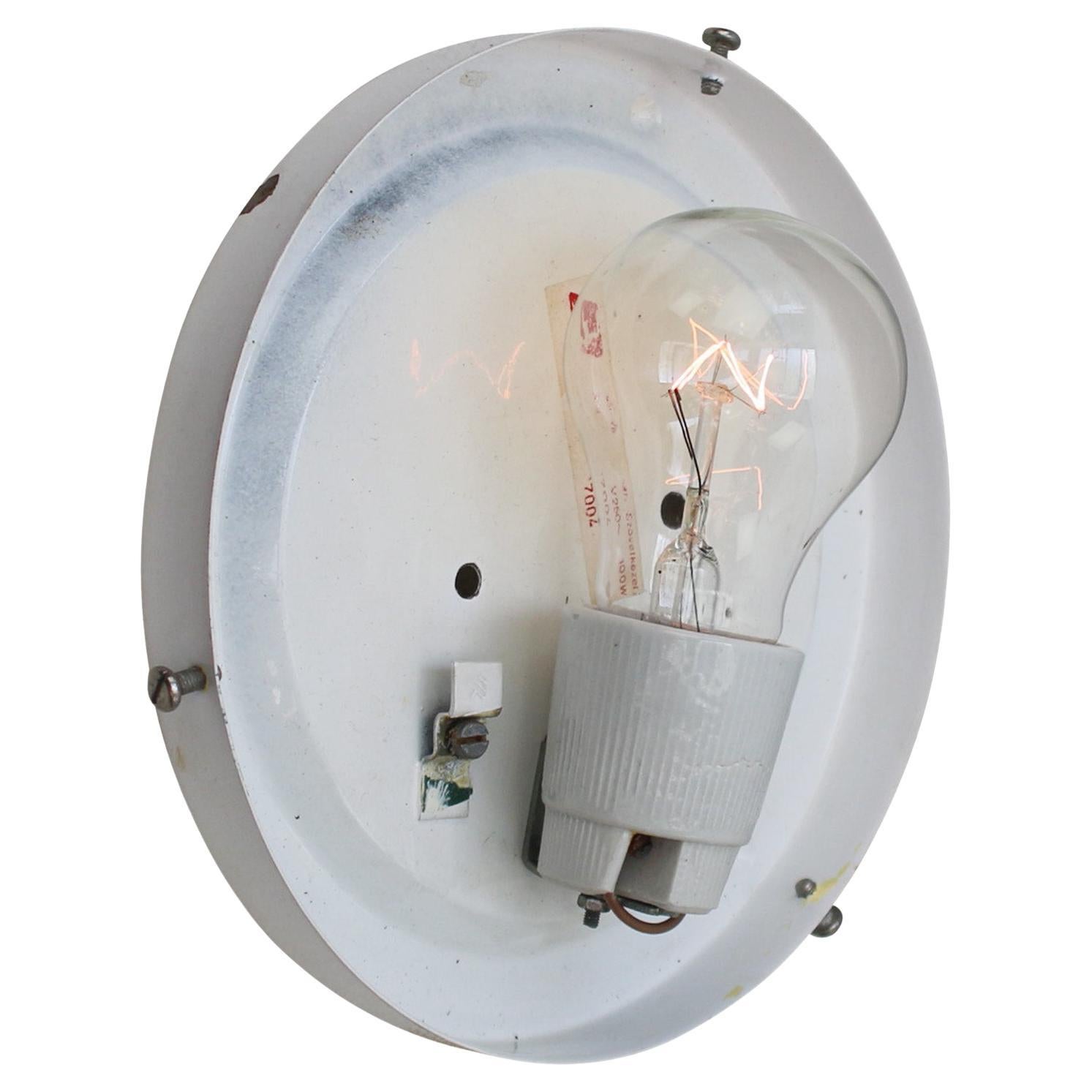 20ième siècle Appliques rondes du milieu du siècle en verre clair Appliques encastrées en vente