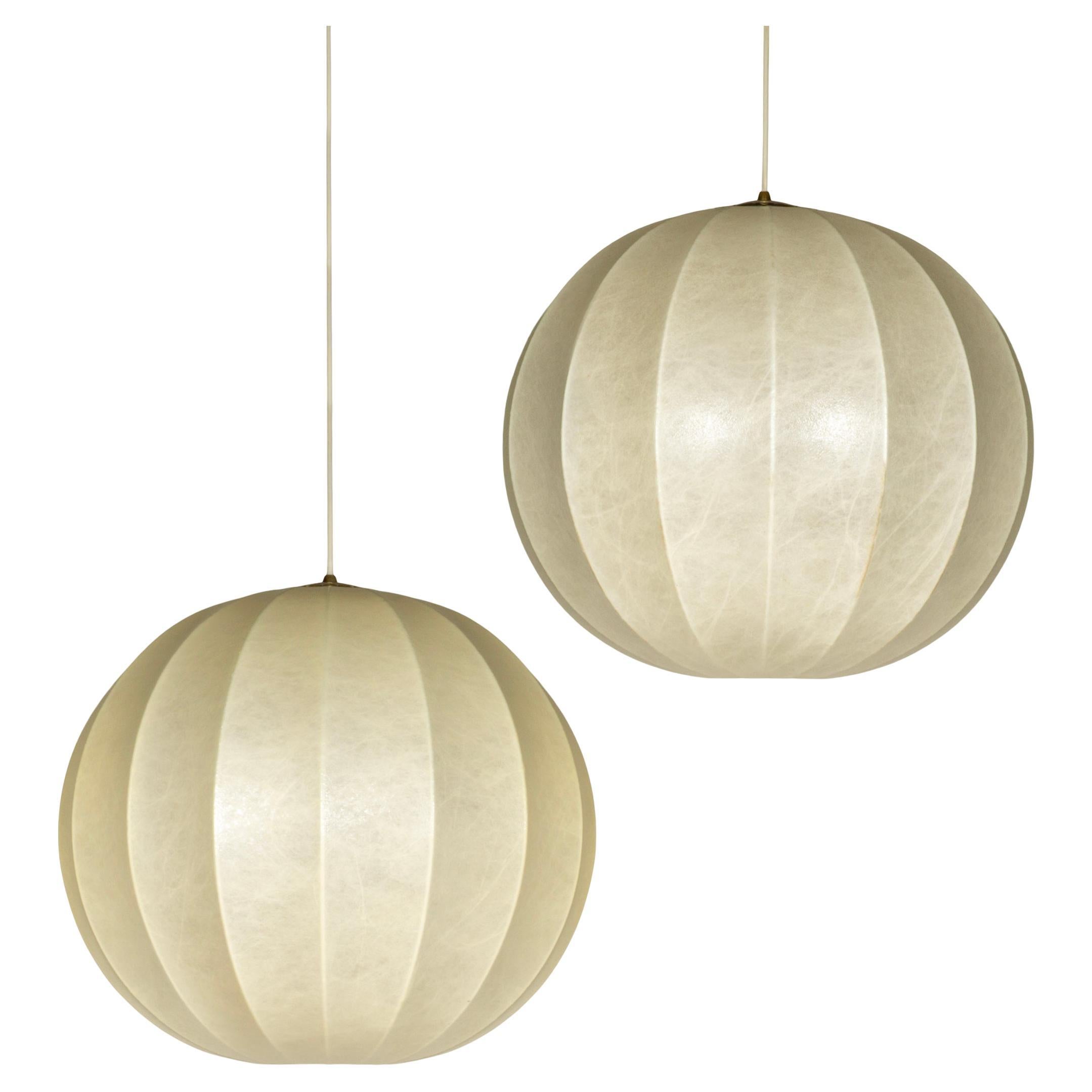 Runde Cocoon Globe Pendelleuchte aus der Mitte des Jahrhunderts mit Messingdetails, 1960er Jahre