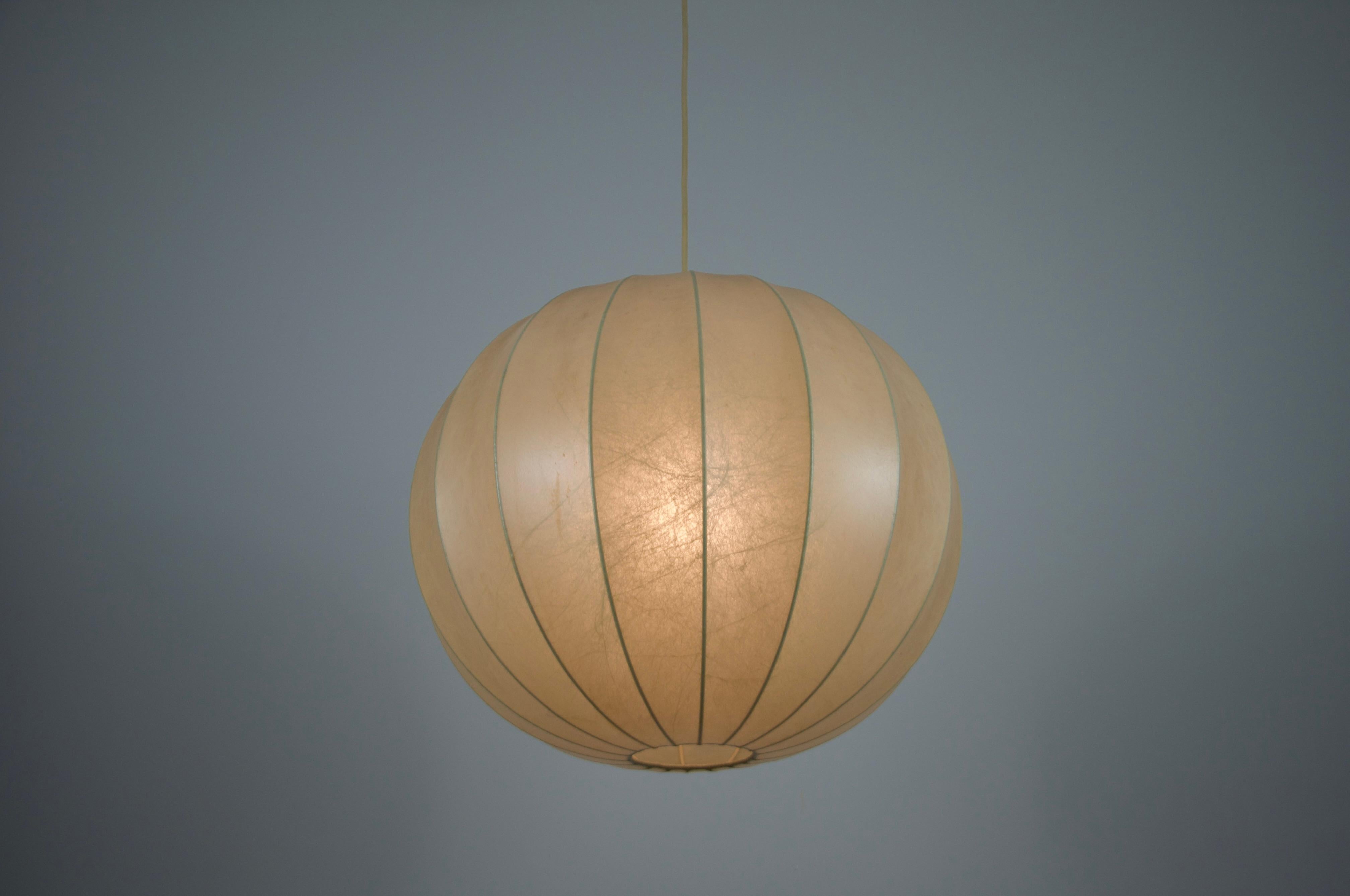 Lampada a sospensione rotonda Cocoon di metà secolo, 1960, Italia in vendita 3