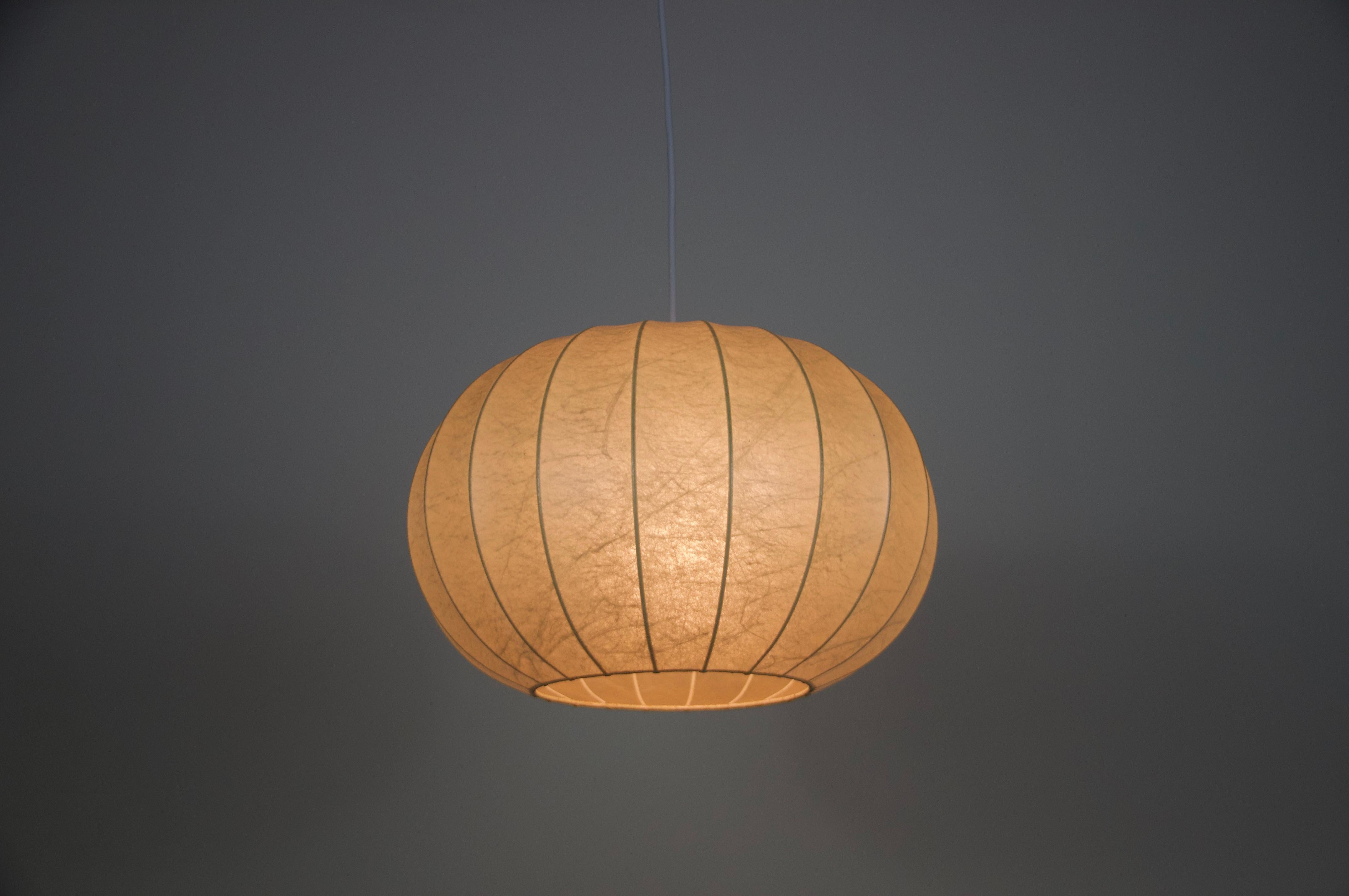 Lampada a sospensione rotonda Cocoon di metà secolo, 1960, Italia in vendita 3
