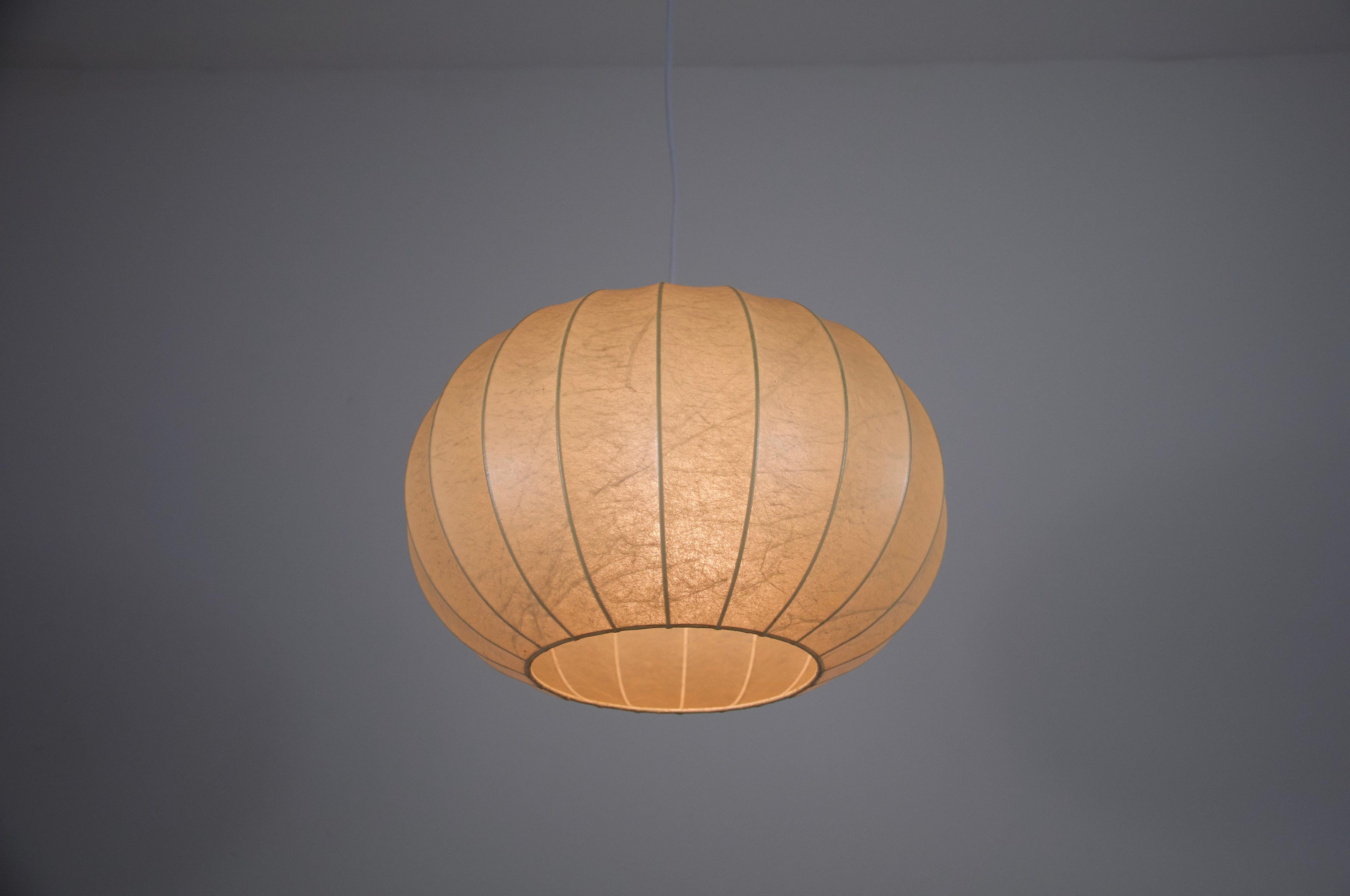 Lampada a sospensione rotonda Cocoon di metà secolo, 1960, Italia in vendita 3