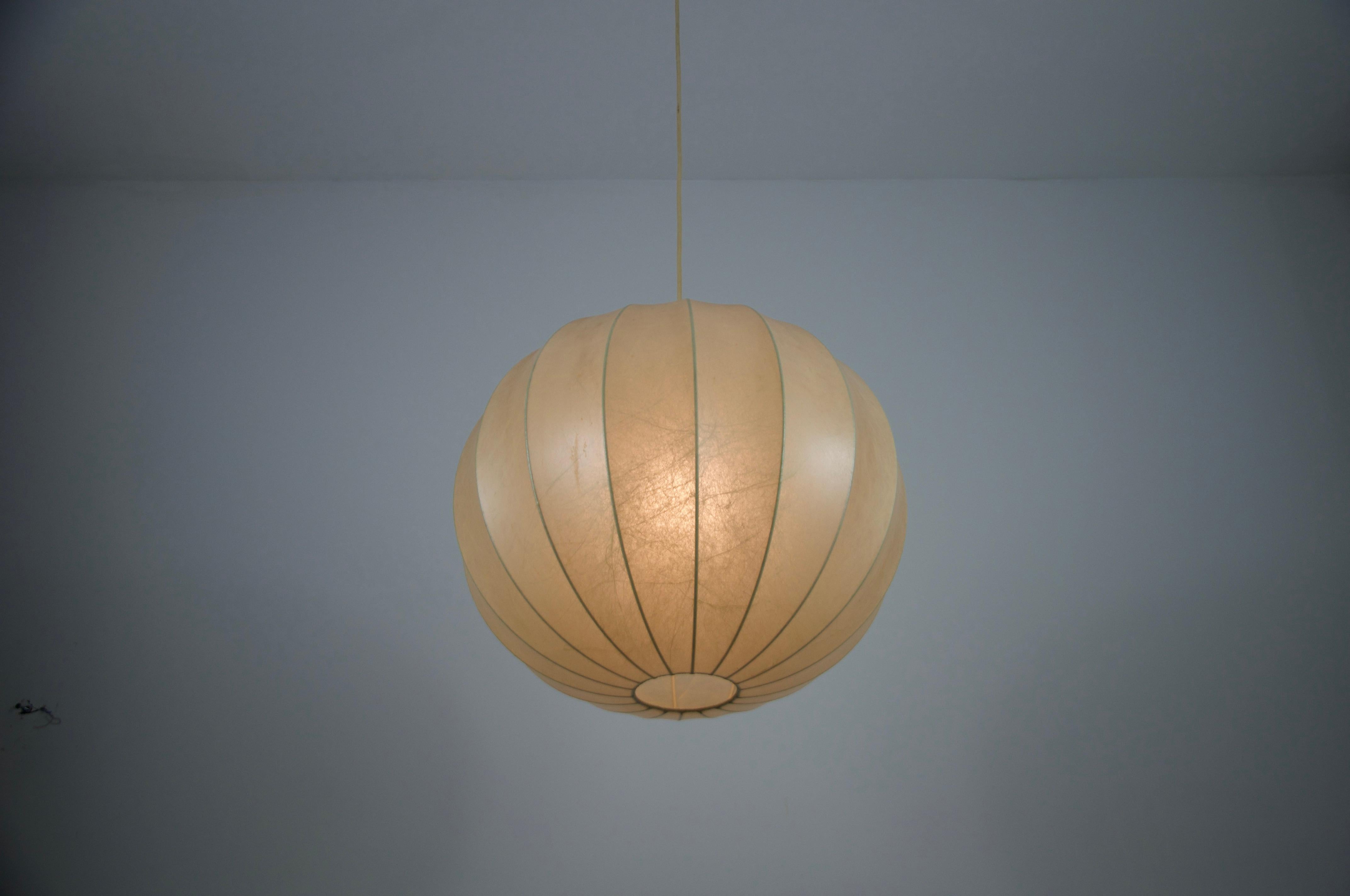 Lampada a sospensione rotonda Cocoon di metà secolo, 1960, Italia in vendita 4