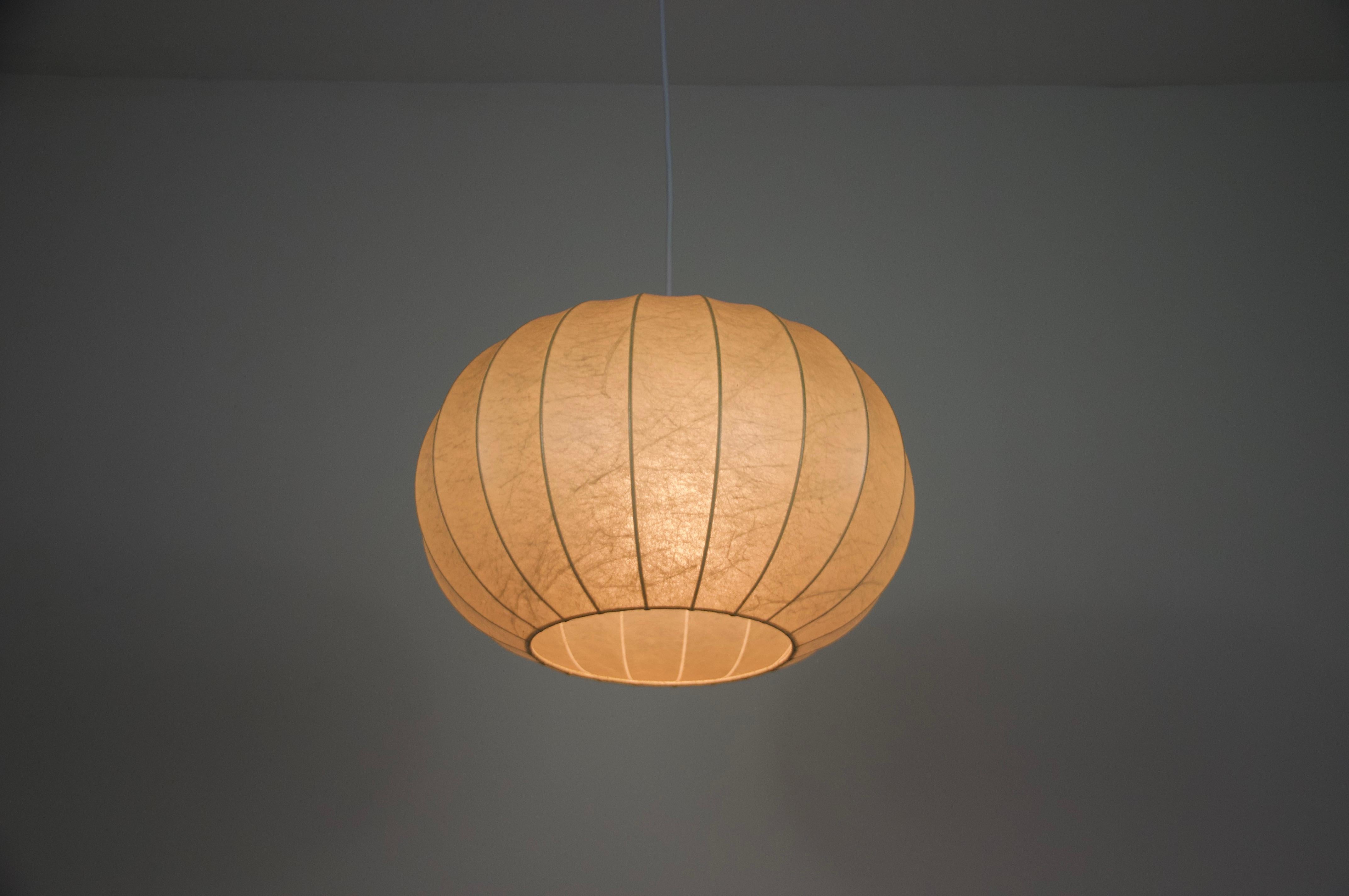 Lampada a sospensione rotonda Cocoon di metà secolo, 1960, Italia in vendita 4