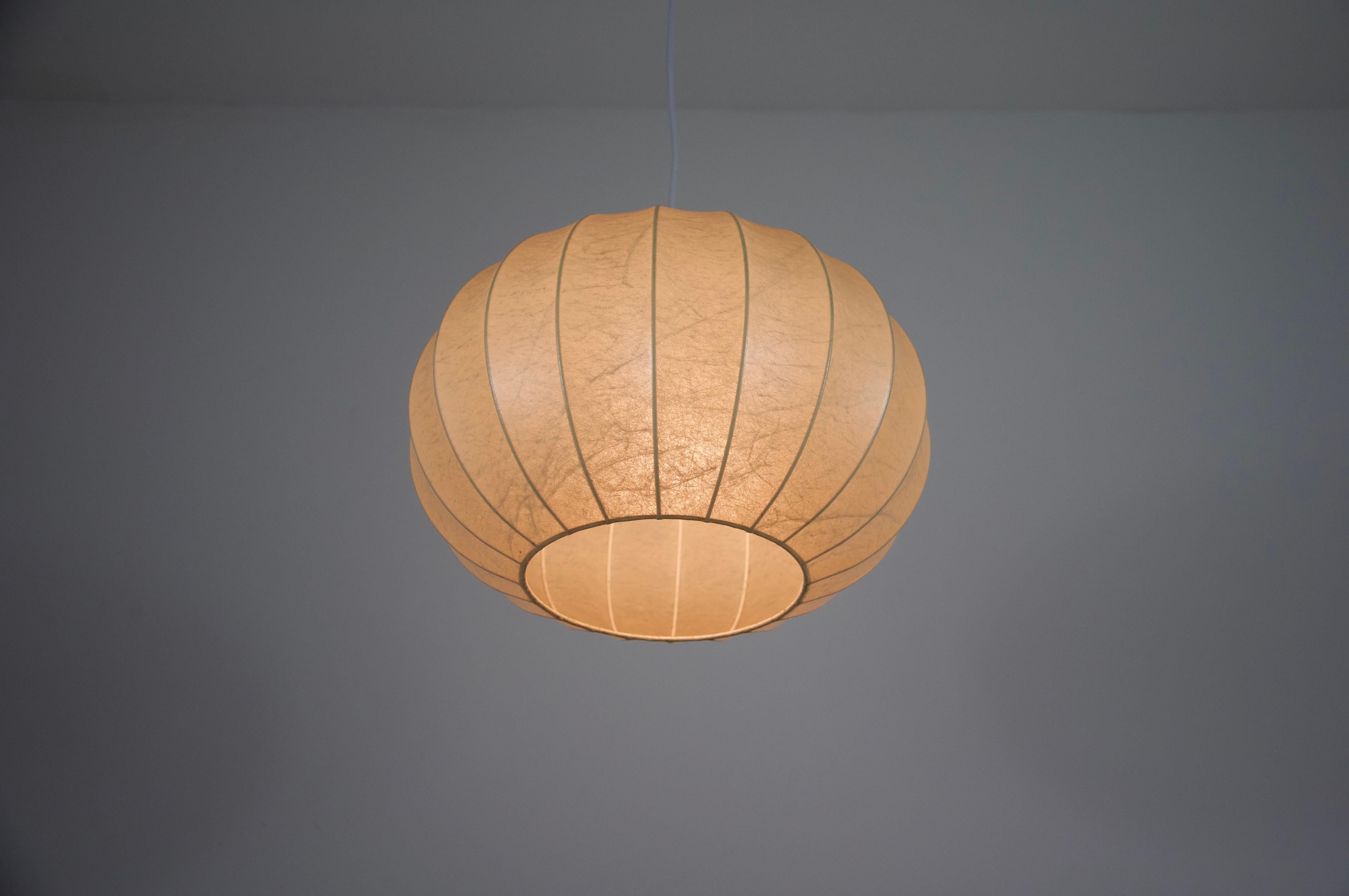 Lampada a sospensione rotonda Cocoon di metà secolo, 1960, Italia in vendita 4