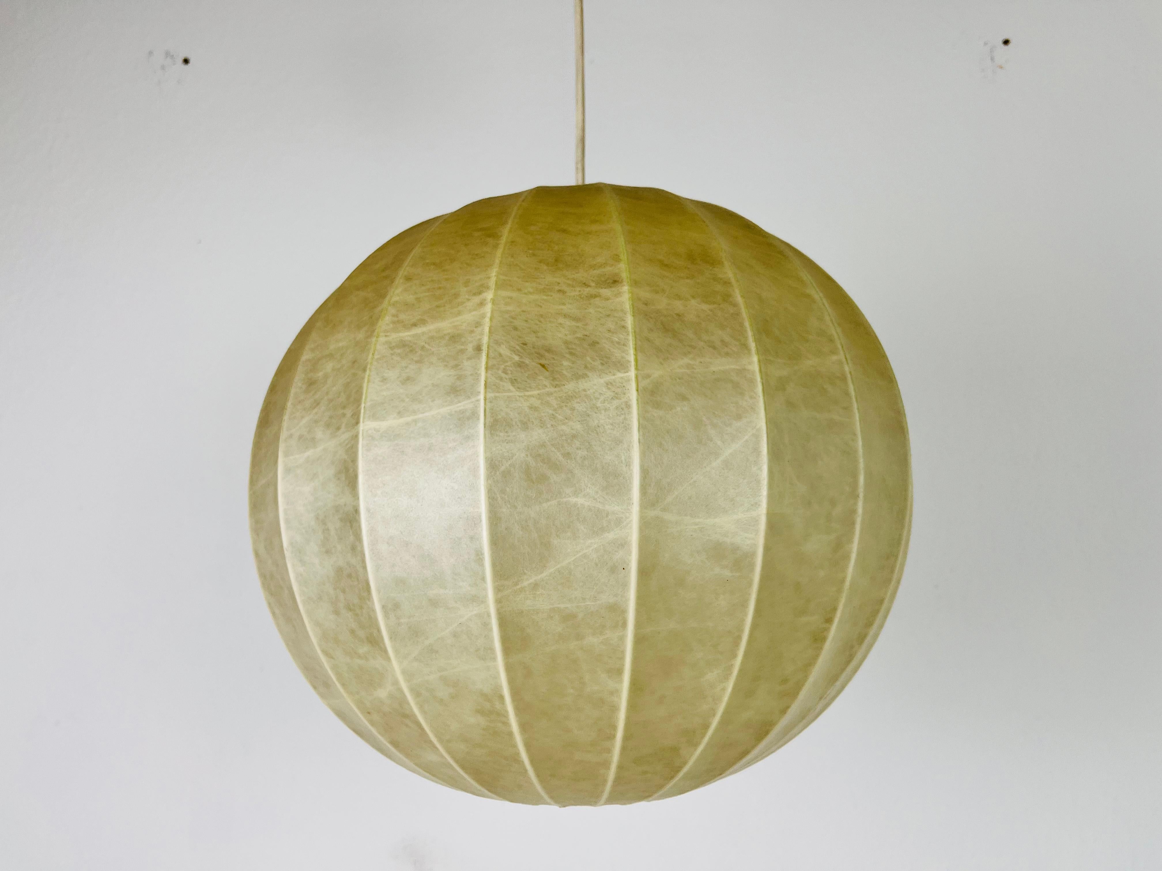 A cocoon hanging lamp made in Italy in the 1960s. It has a beautiful round design, which is similar to the lamps made by Castiglioni. 

Measures:
Height: 33-55 cm
Diameter: 35 cm

The light requires one E27 light bulb. Works with both 120/220V. Very