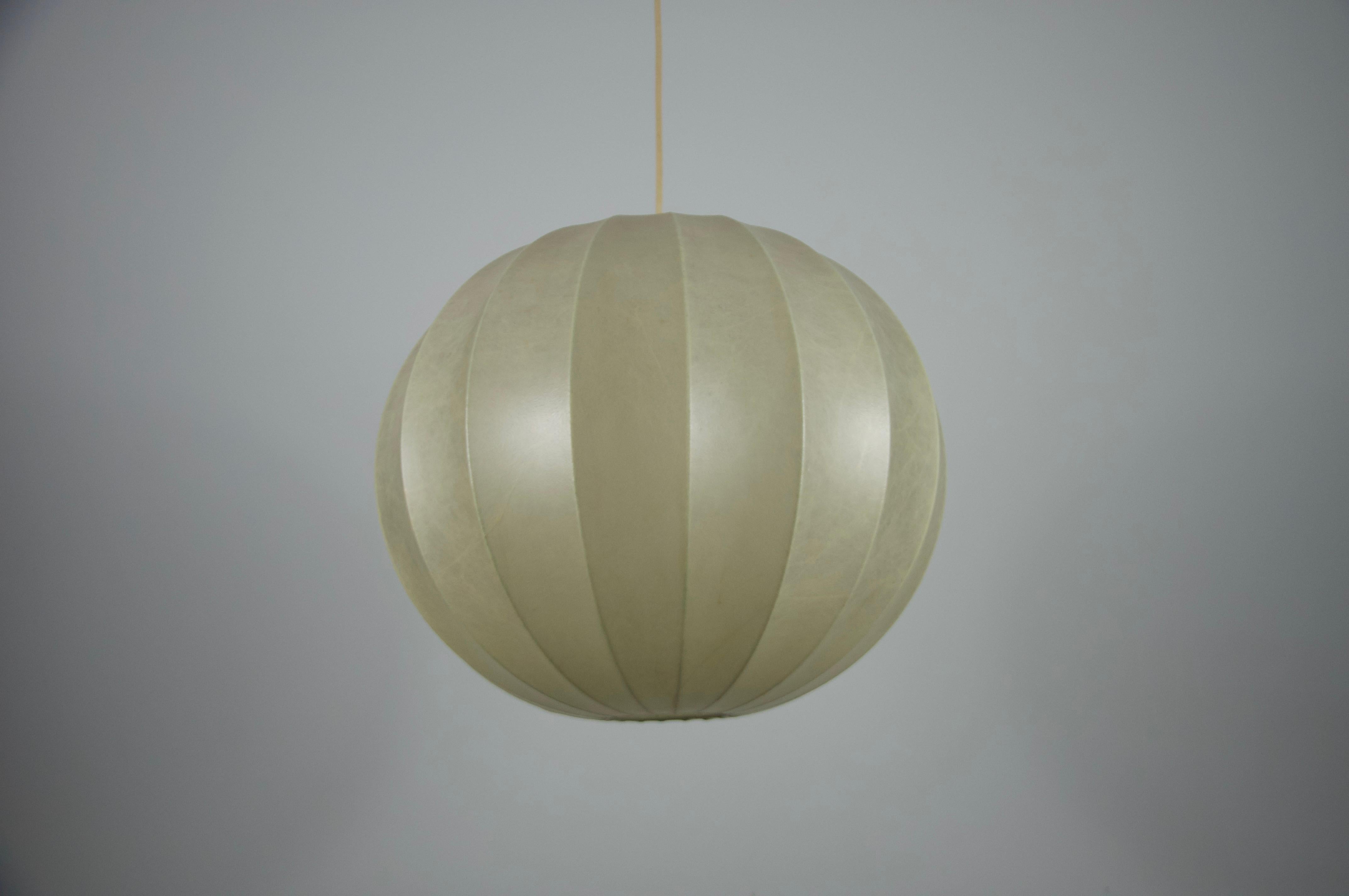 Mid-Century moderno Lampada a sospensione rotonda Cocoon di metà secolo, 1960, Italia in vendita