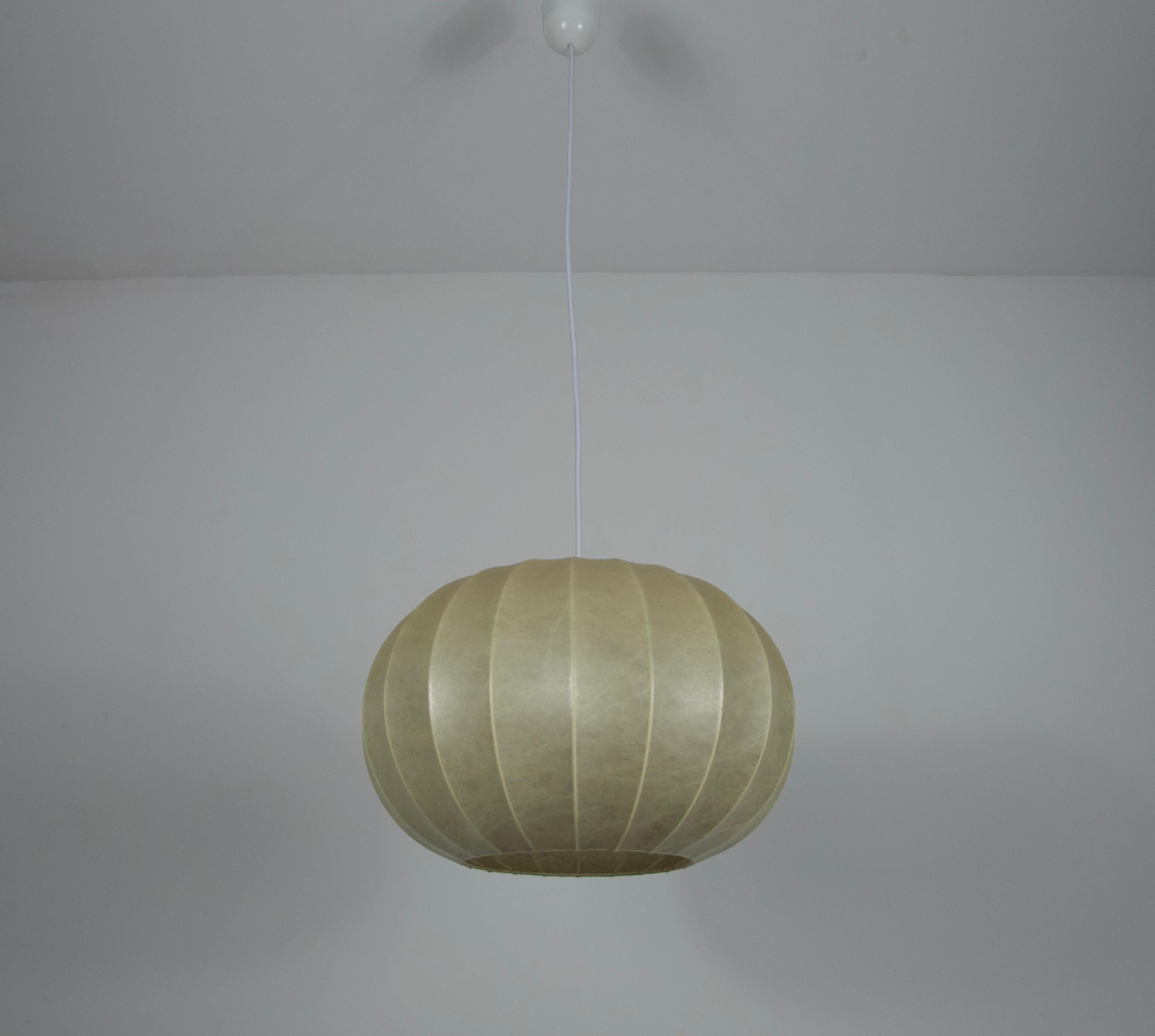 Mid-Century moderno Lampada a sospensione rotonda Cocoon di metà secolo, 1960, Italia in vendita