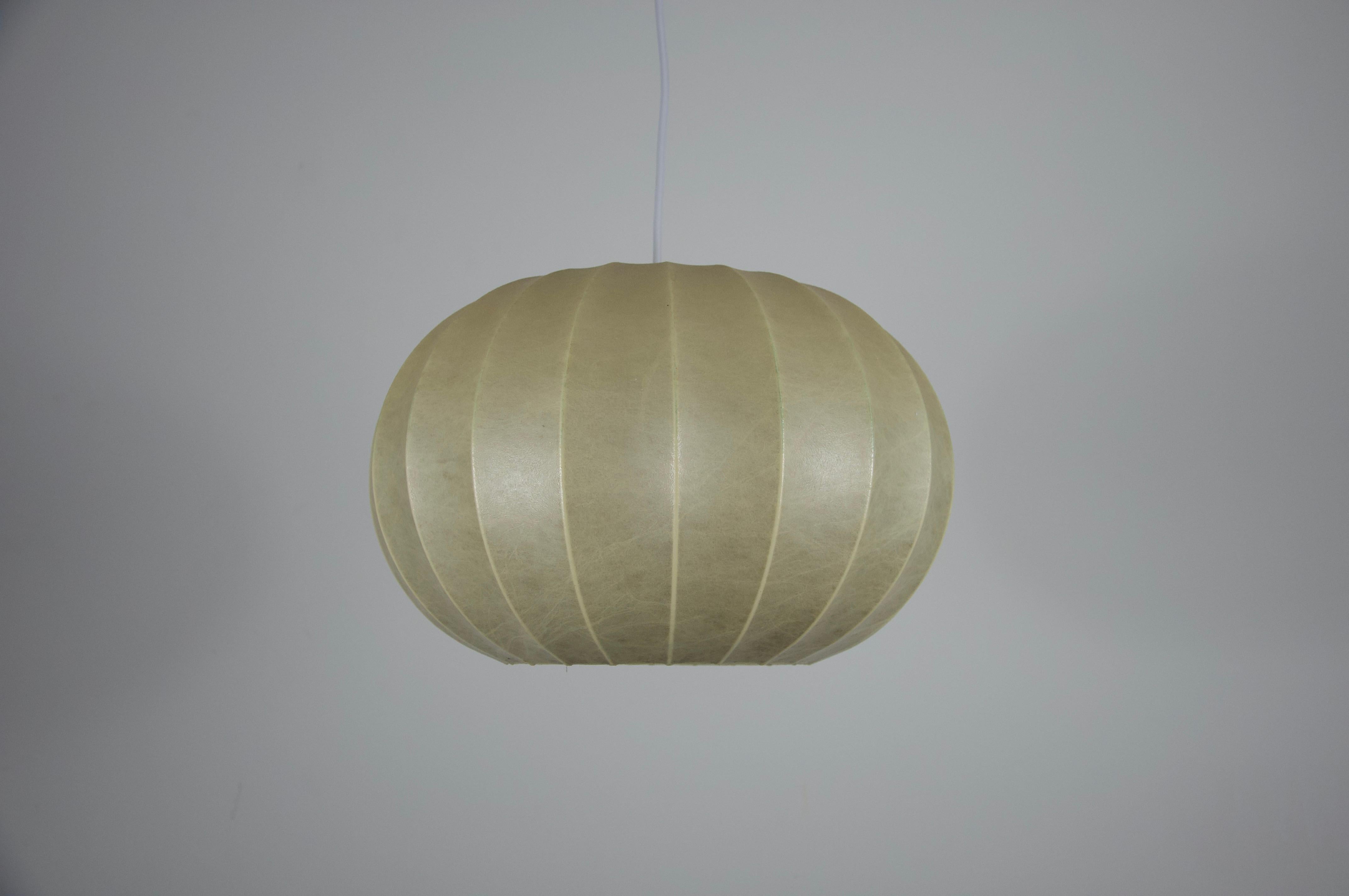 Mid-Century moderno Lampada a sospensione rotonda Cocoon di metà secolo, 1960, Italia in vendita