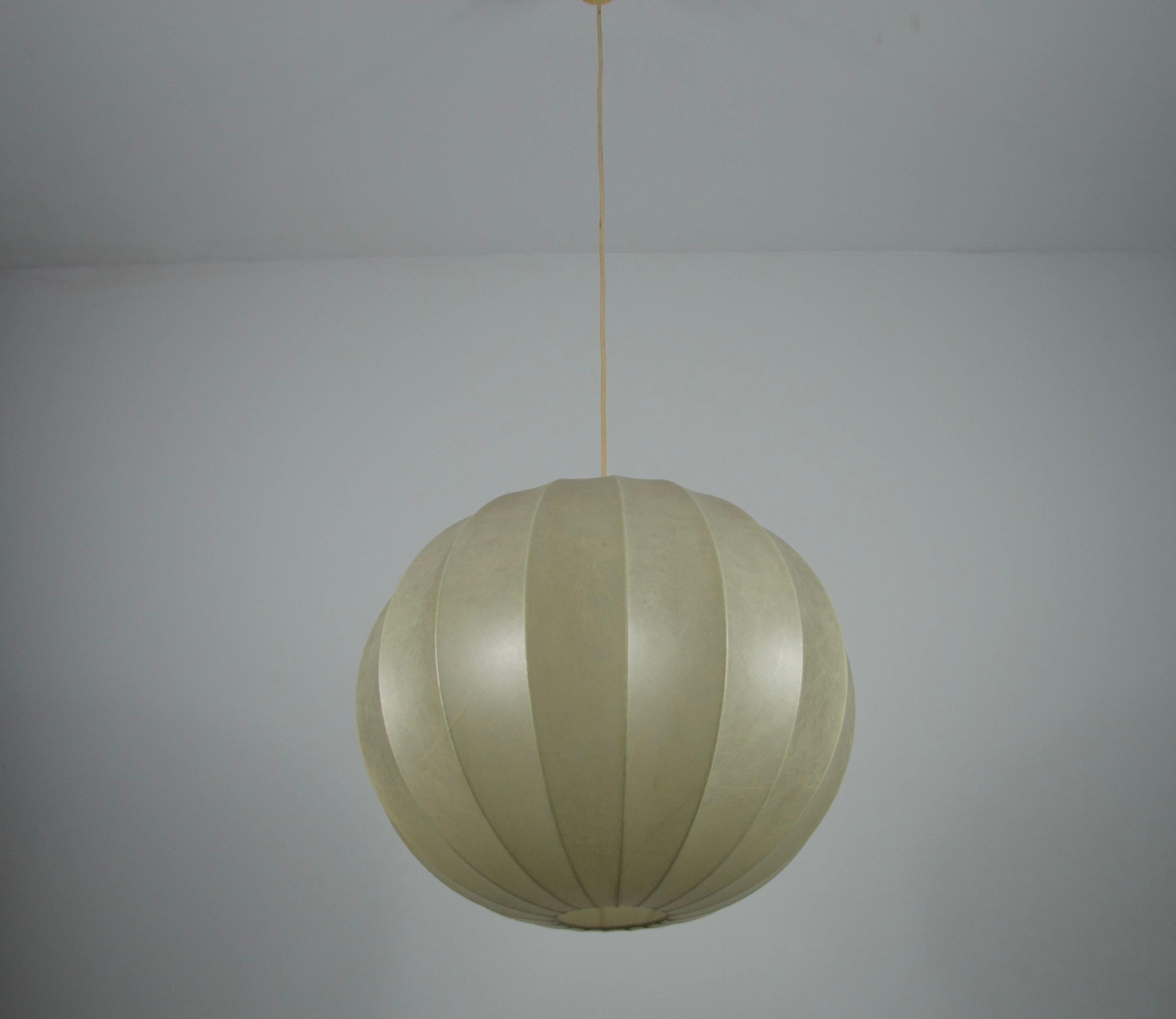 Italiano Lampada a sospensione rotonda Cocoon di metà secolo, 1960, Italia in vendita