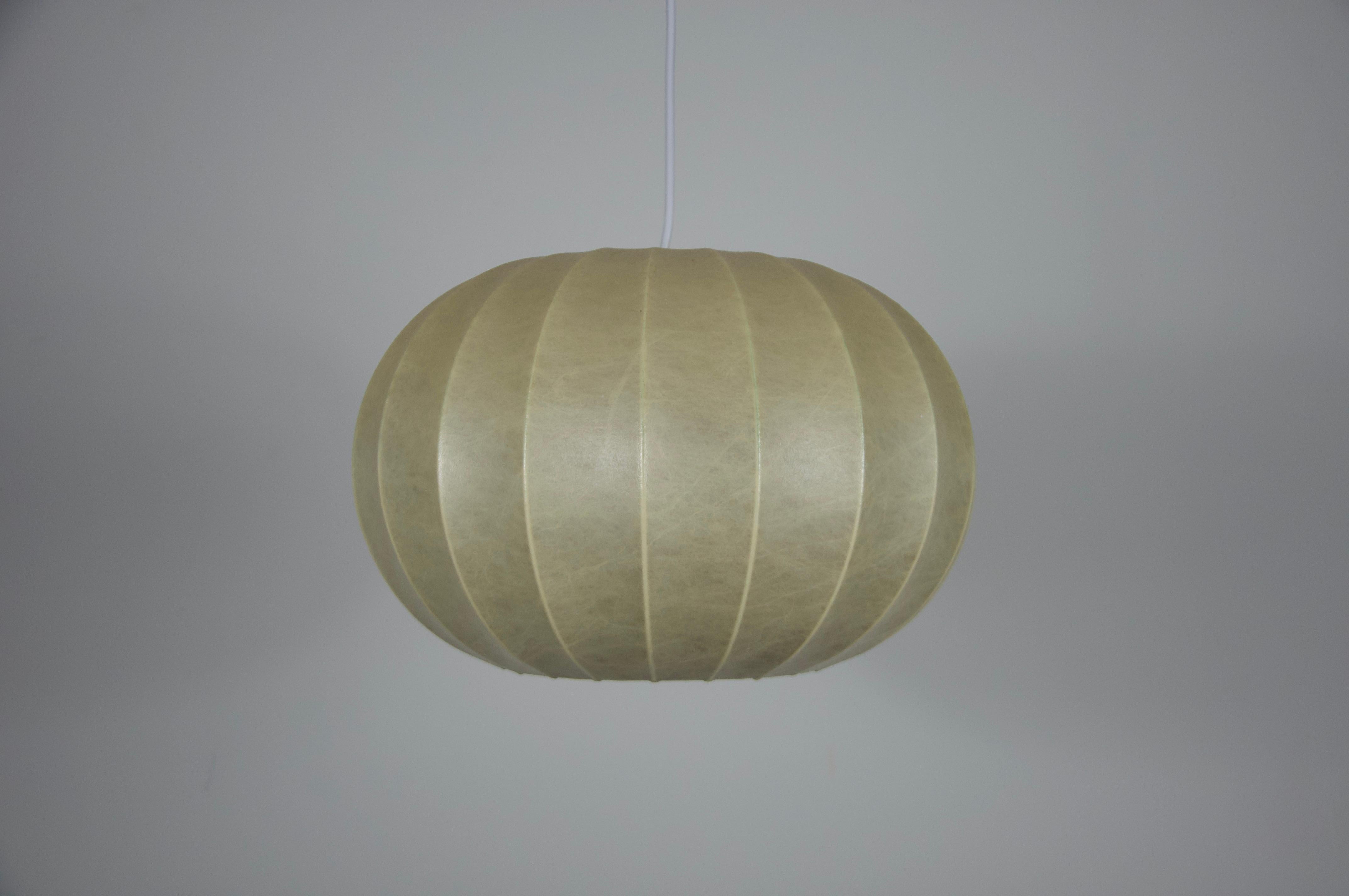 Italiano Lampada a sospensione rotonda Cocoon di metà secolo, 1960, Italia in vendita