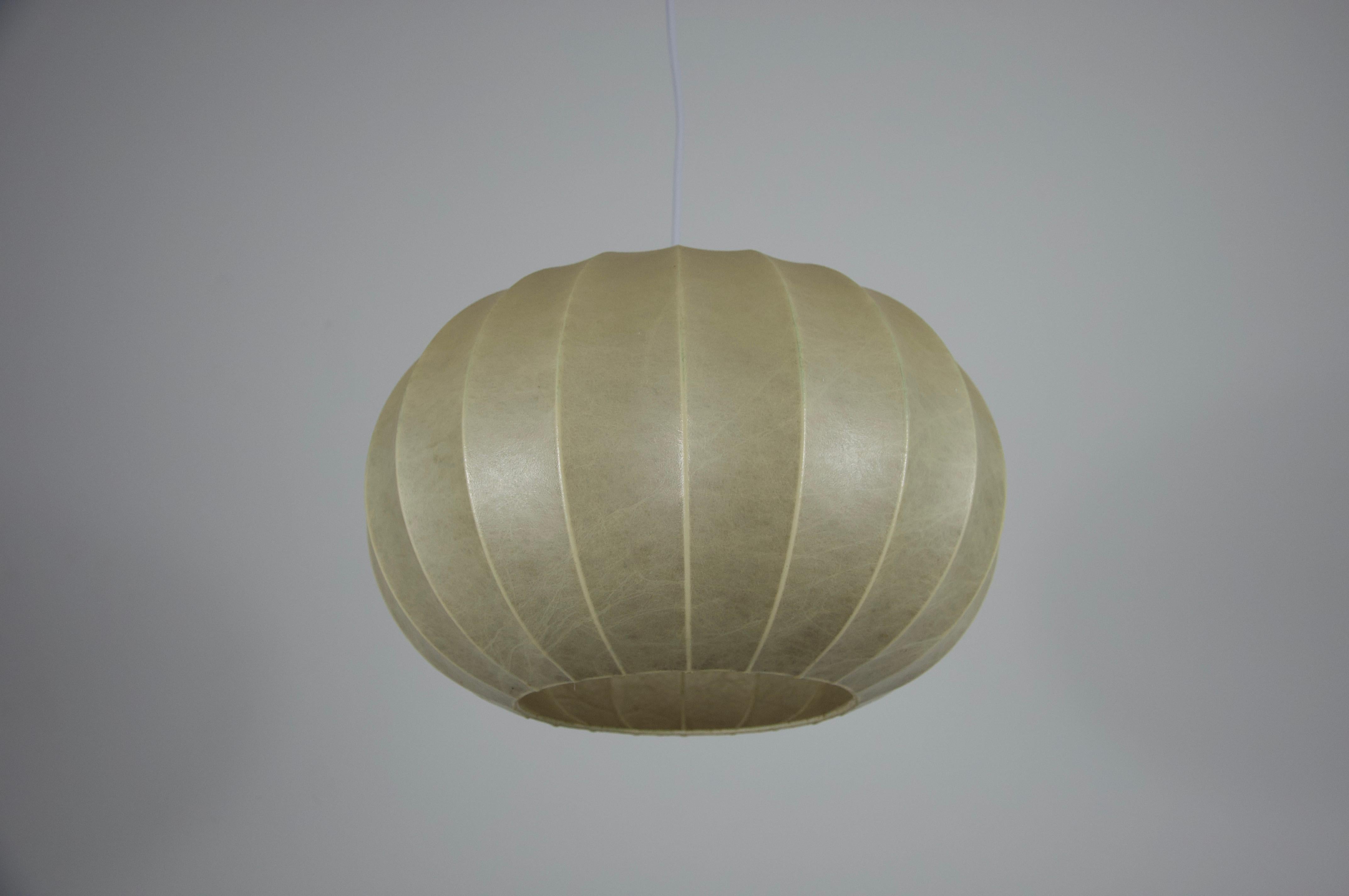 Italiano Lampada a sospensione rotonda Cocoon di metà secolo, 1960, Italia in vendita