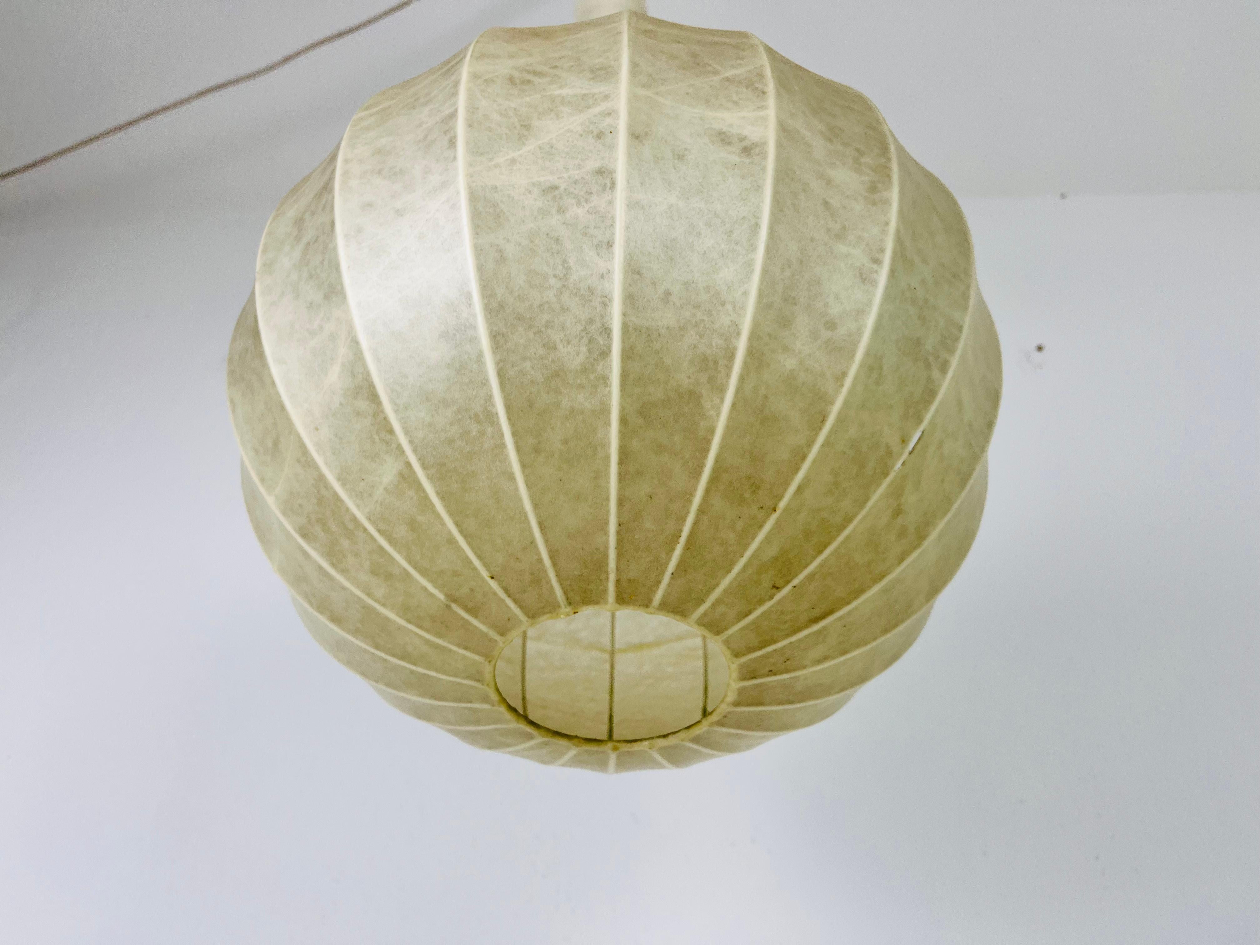 Mid-Century Round Cocoon Pendant Lamp, 1960s, Italy In Good Condition For Sale In Hagenbach, DE