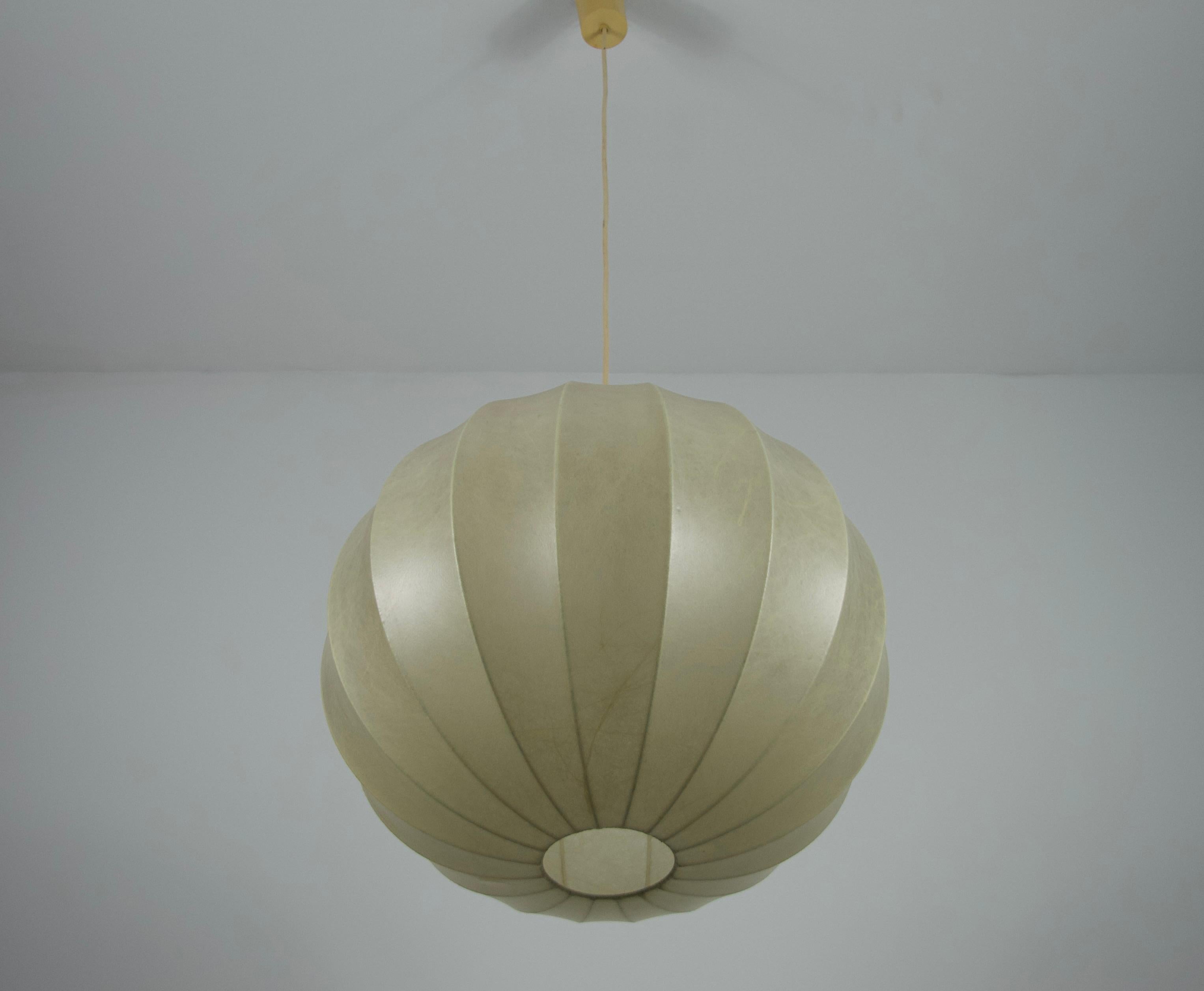 Lampada a sospensione rotonda Cocoon di metà secolo, 1960, Italia In condizioni buone in vendita a Hagenbach, DE