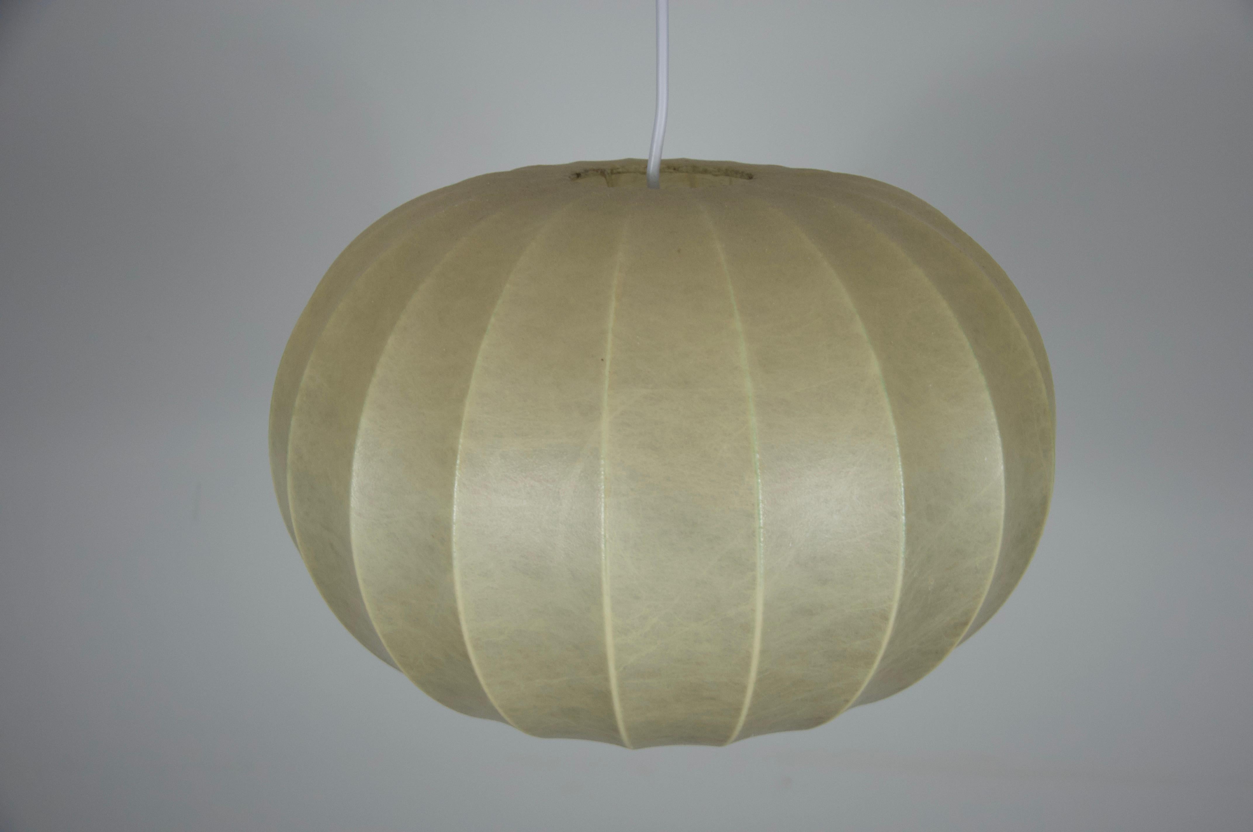 Lampada a sospensione rotonda Cocoon di metà secolo, 1960, Italia In condizioni buone in vendita a Hagenbach, DE