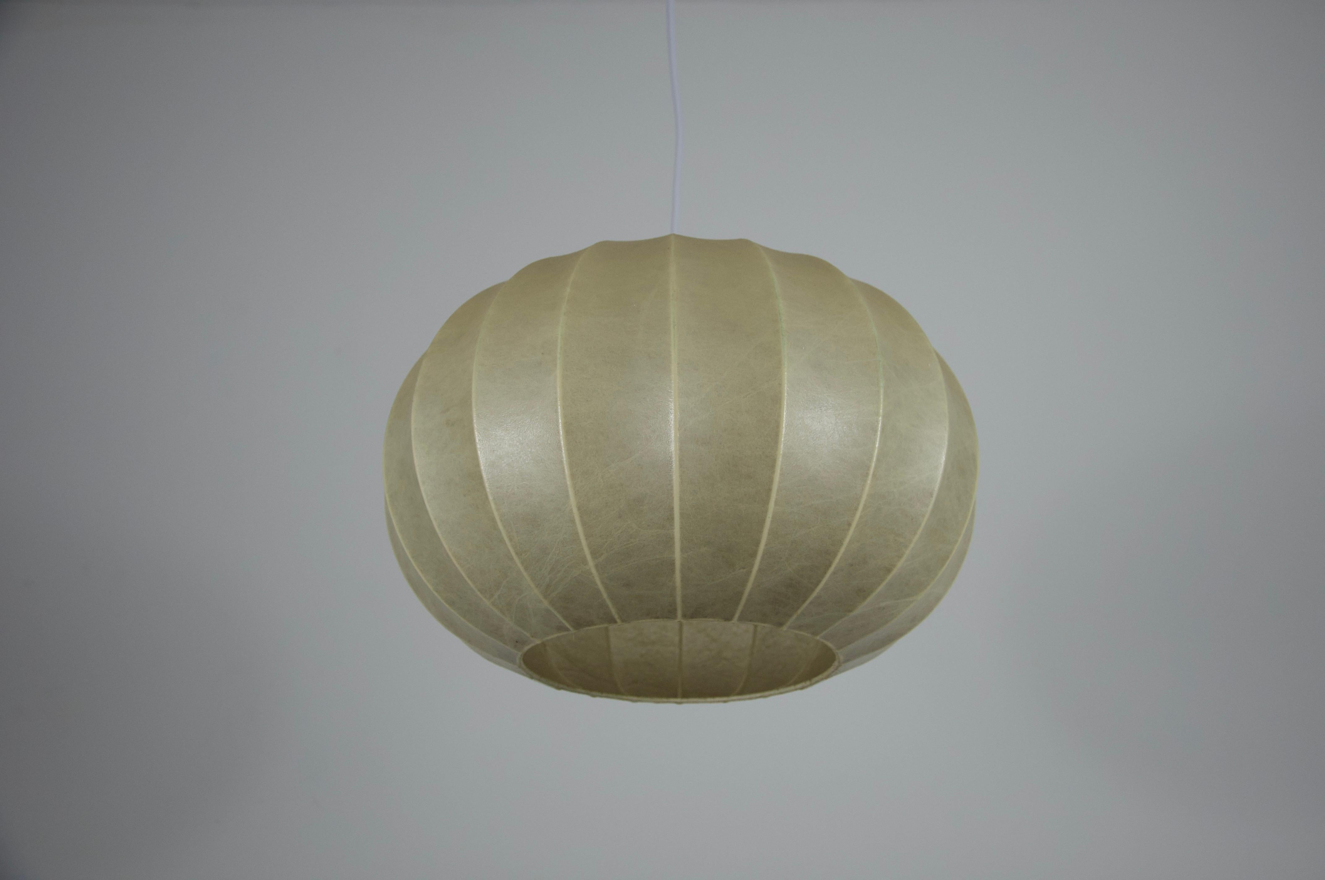 Lampada a sospensione rotonda Cocoon di metà secolo, 1960, Italia In condizioni buone in vendita a Hagenbach, DE