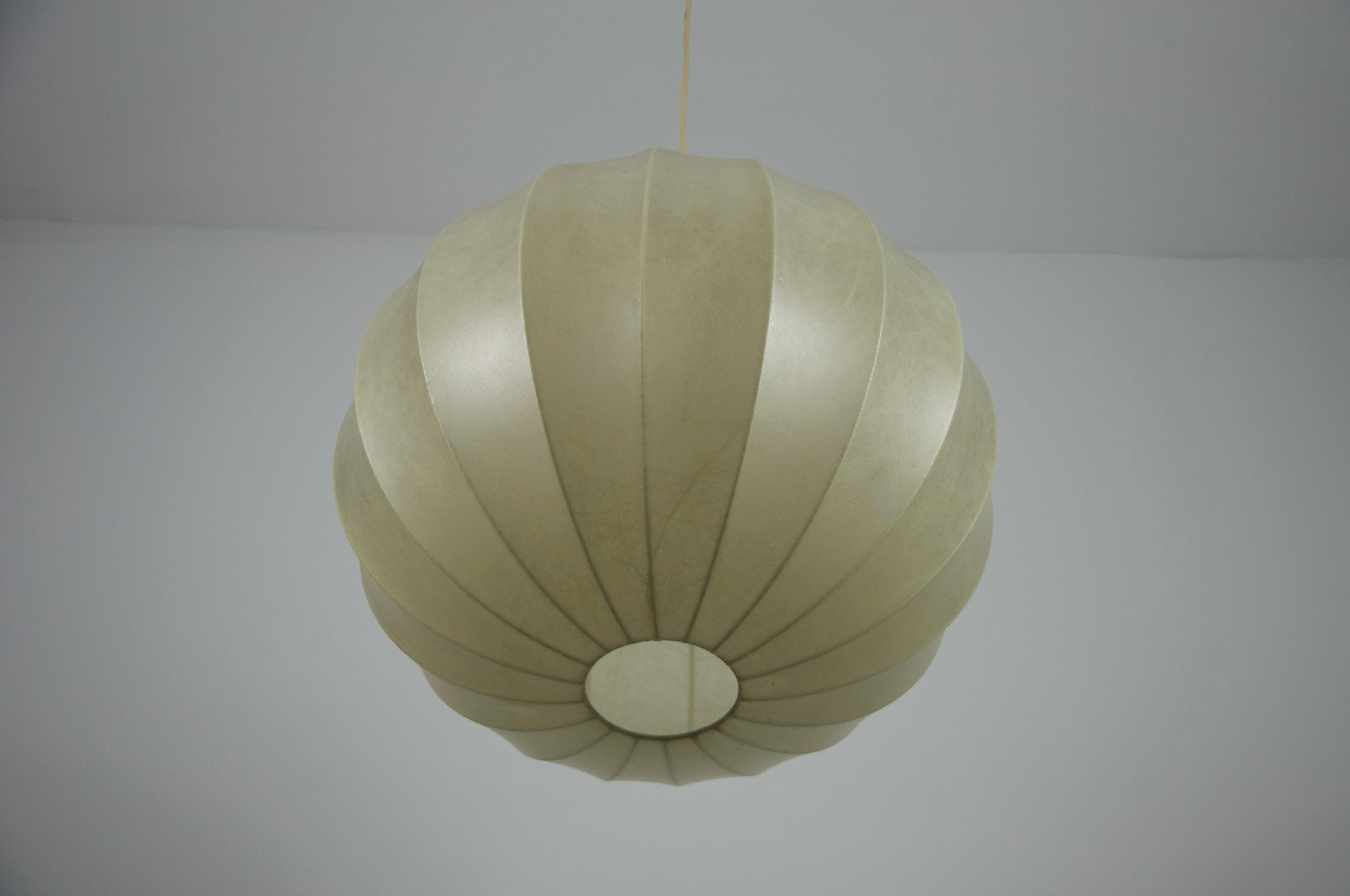 Metà XX secolo Lampada a sospensione rotonda Cocoon di metà secolo, 1960, Italia in vendita