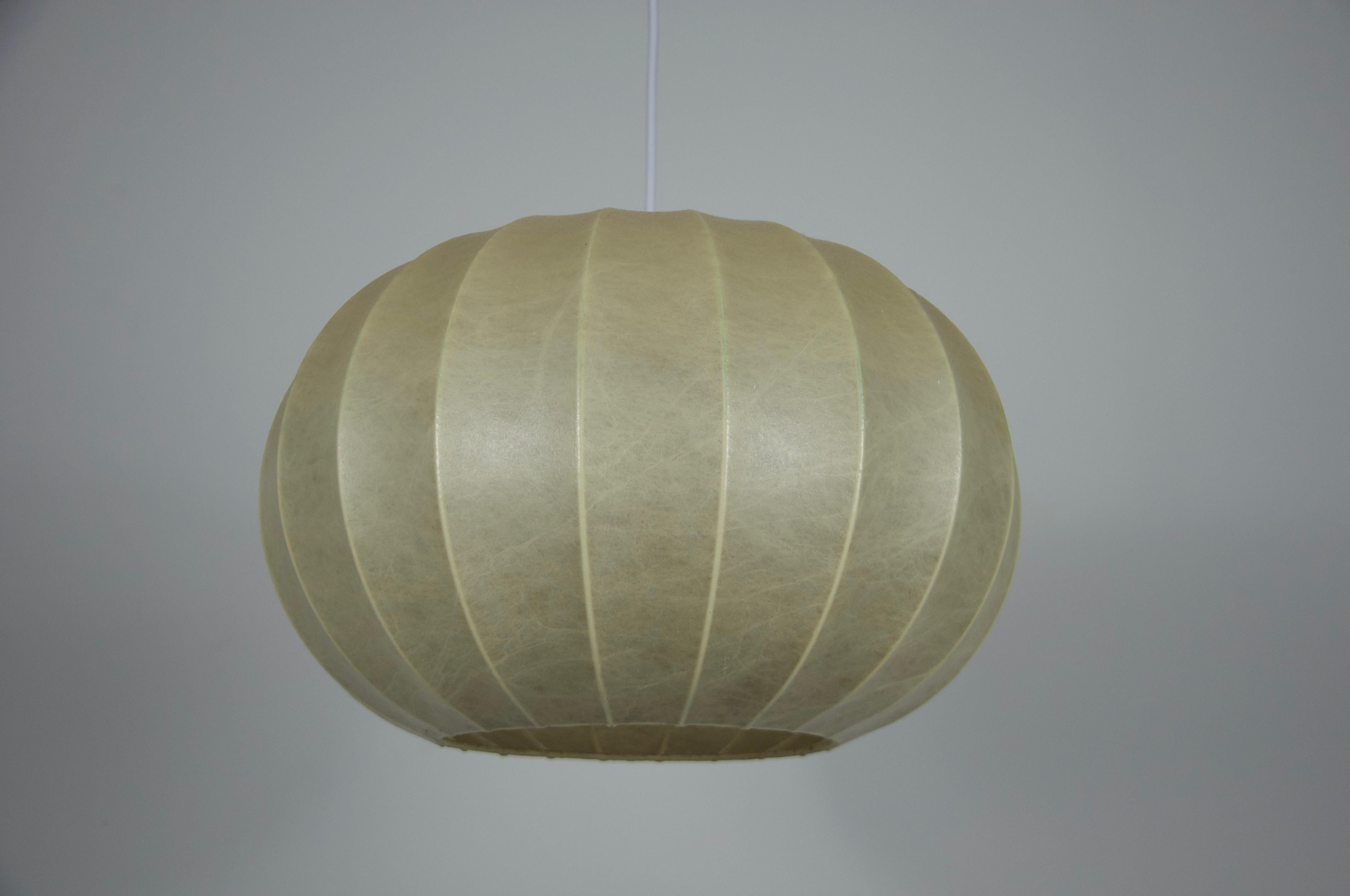 Metà XX secolo Lampada a sospensione rotonda Cocoon di metà secolo, 1960, Italia in vendita