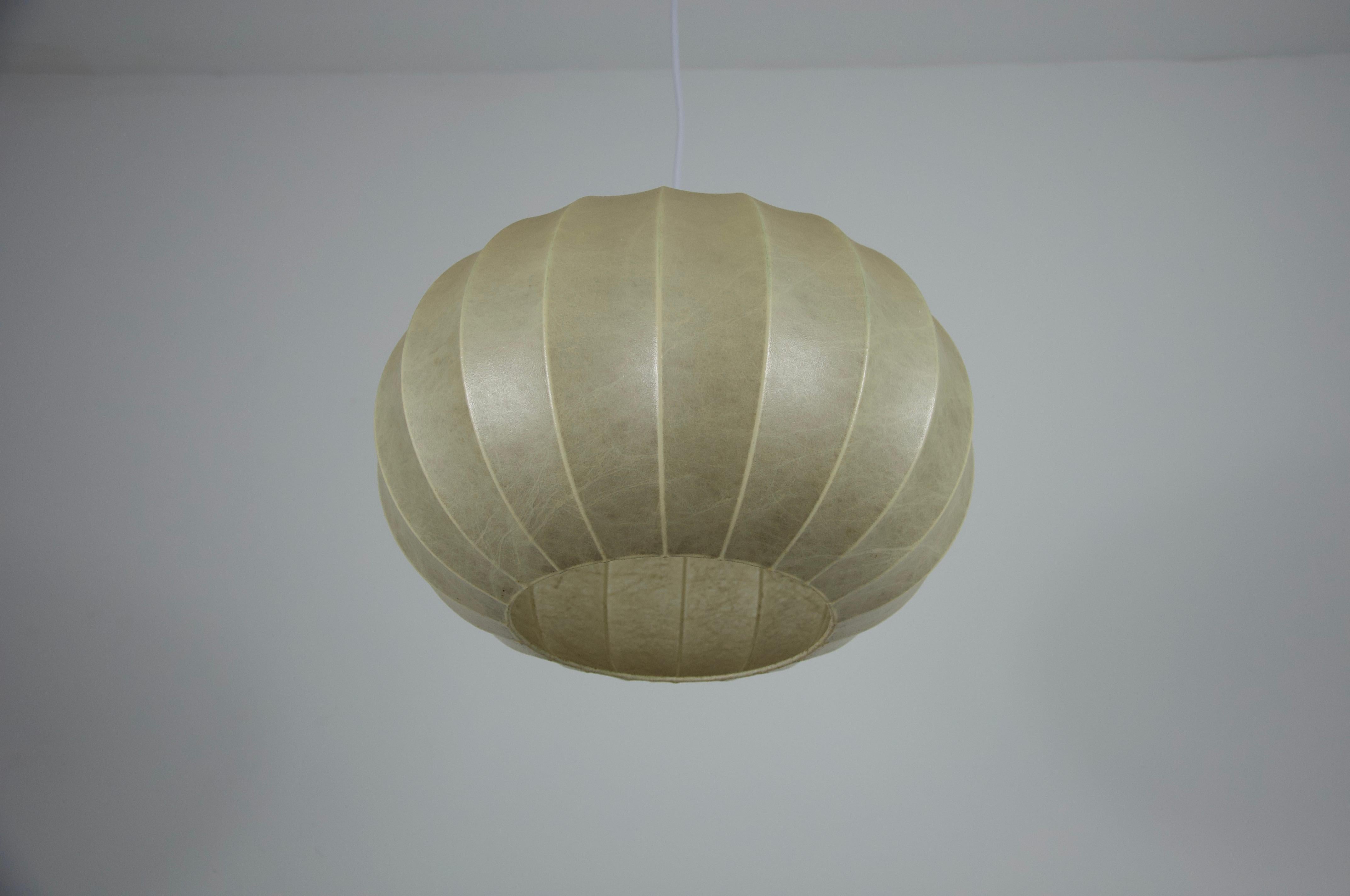 Metà XX secolo Lampada a sospensione rotonda Cocoon di metà secolo, 1960, Italia in vendita