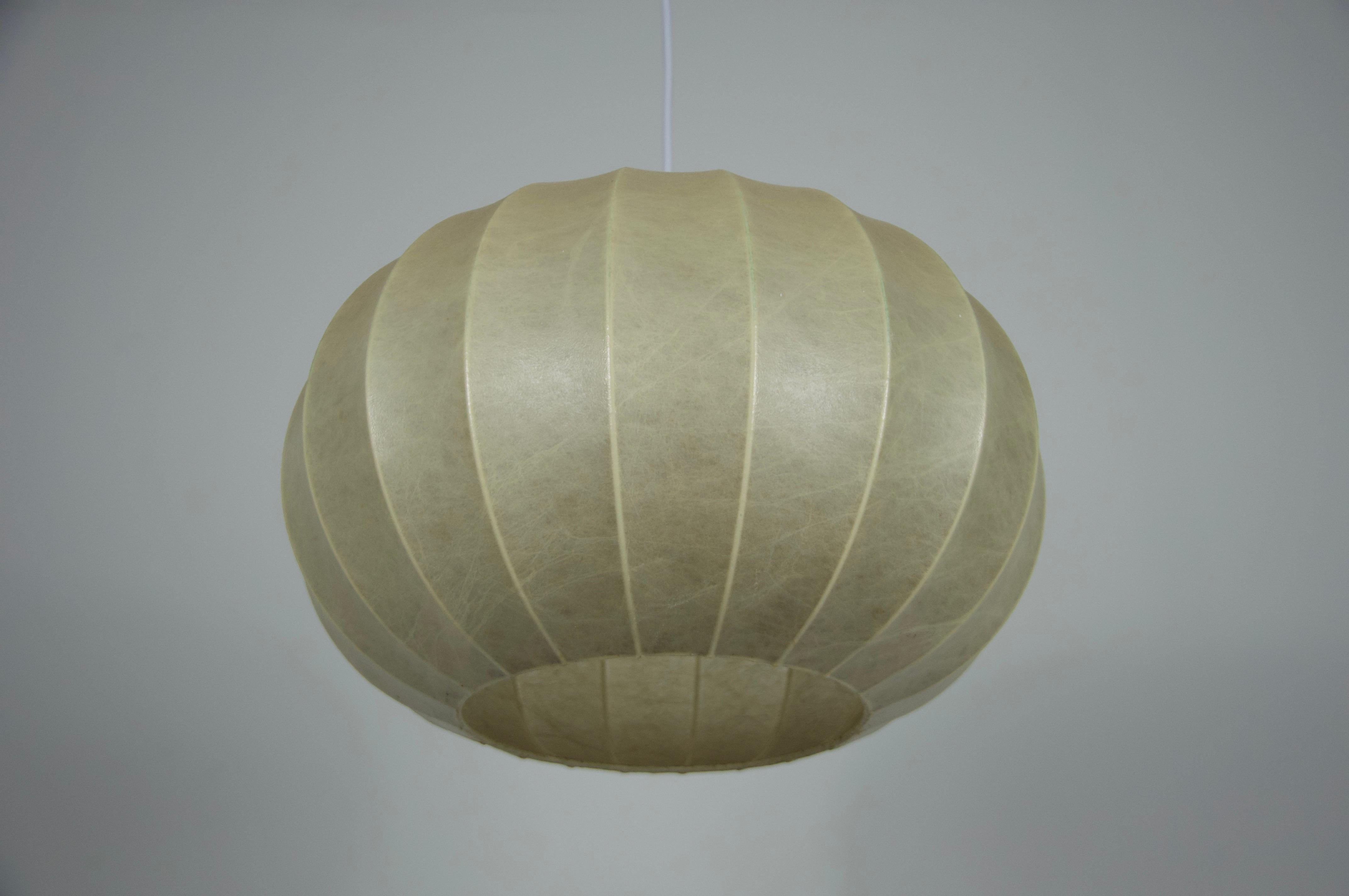 Resina Lampada a sospensione rotonda Cocoon di metà secolo, 1960, Italia in vendita