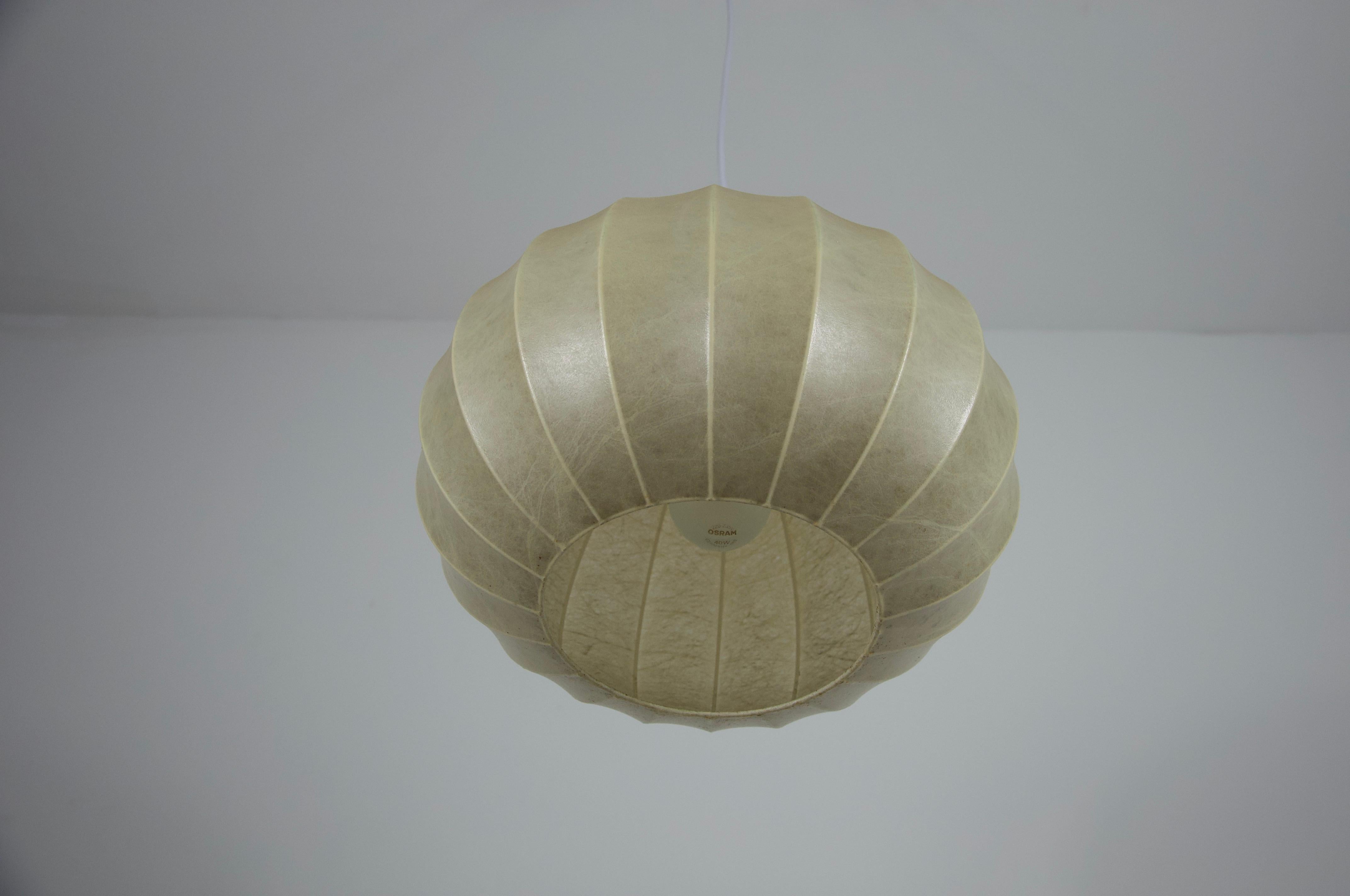 Resina Lampada a sospensione rotonda Cocoon di metà secolo, 1960, Italia in vendita