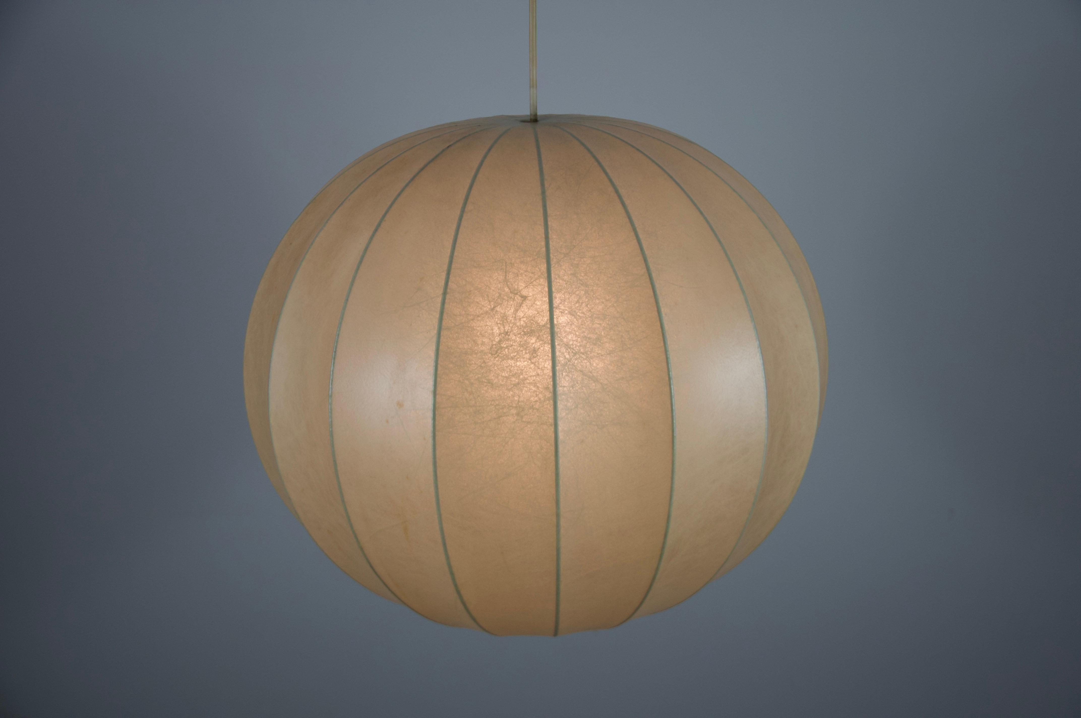 Lampada a sospensione rotonda Cocoon di metà secolo, 1960, Italia in vendita 1