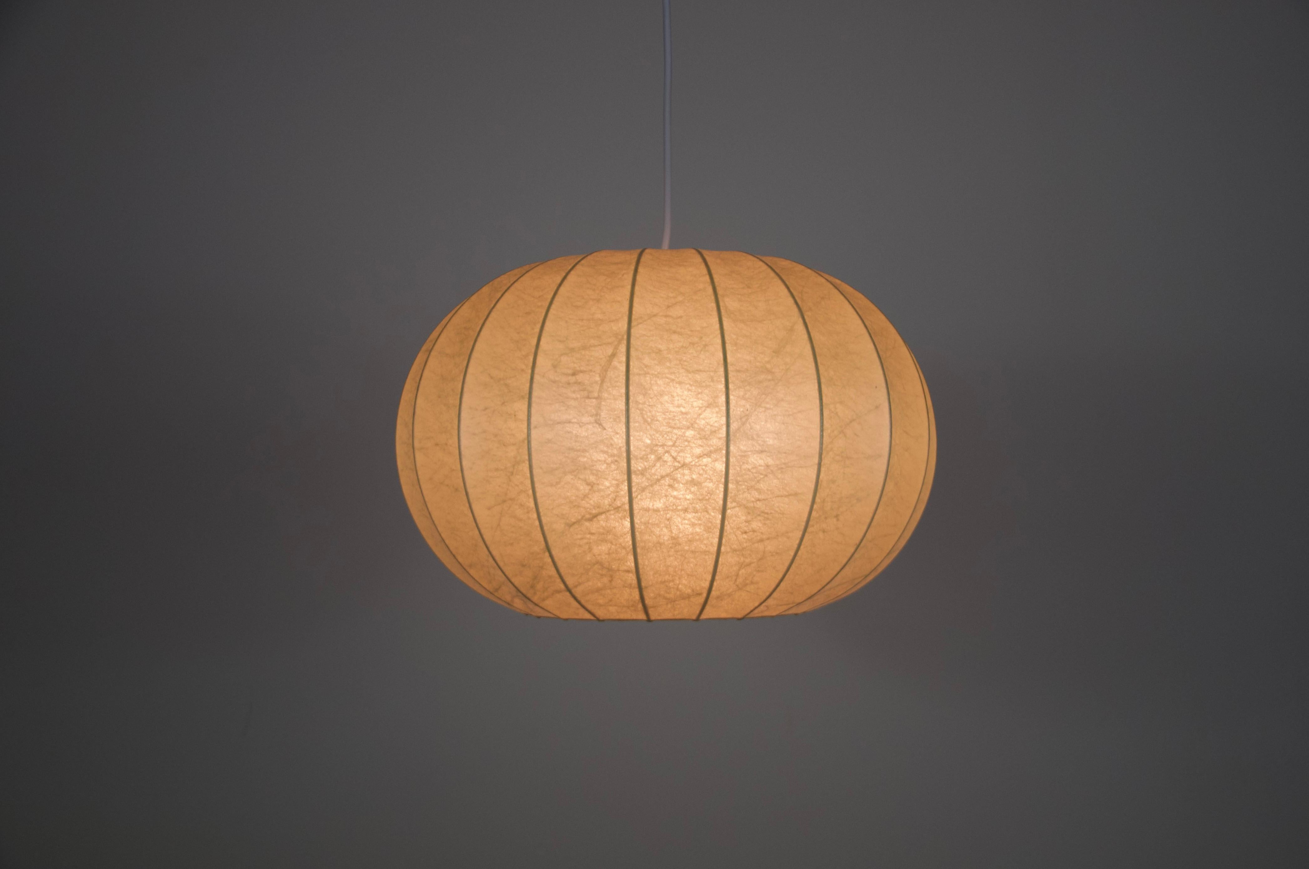 Lampada a sospensione rotonda Cocoon di metà secolo, 1960, Italia in vendita 1