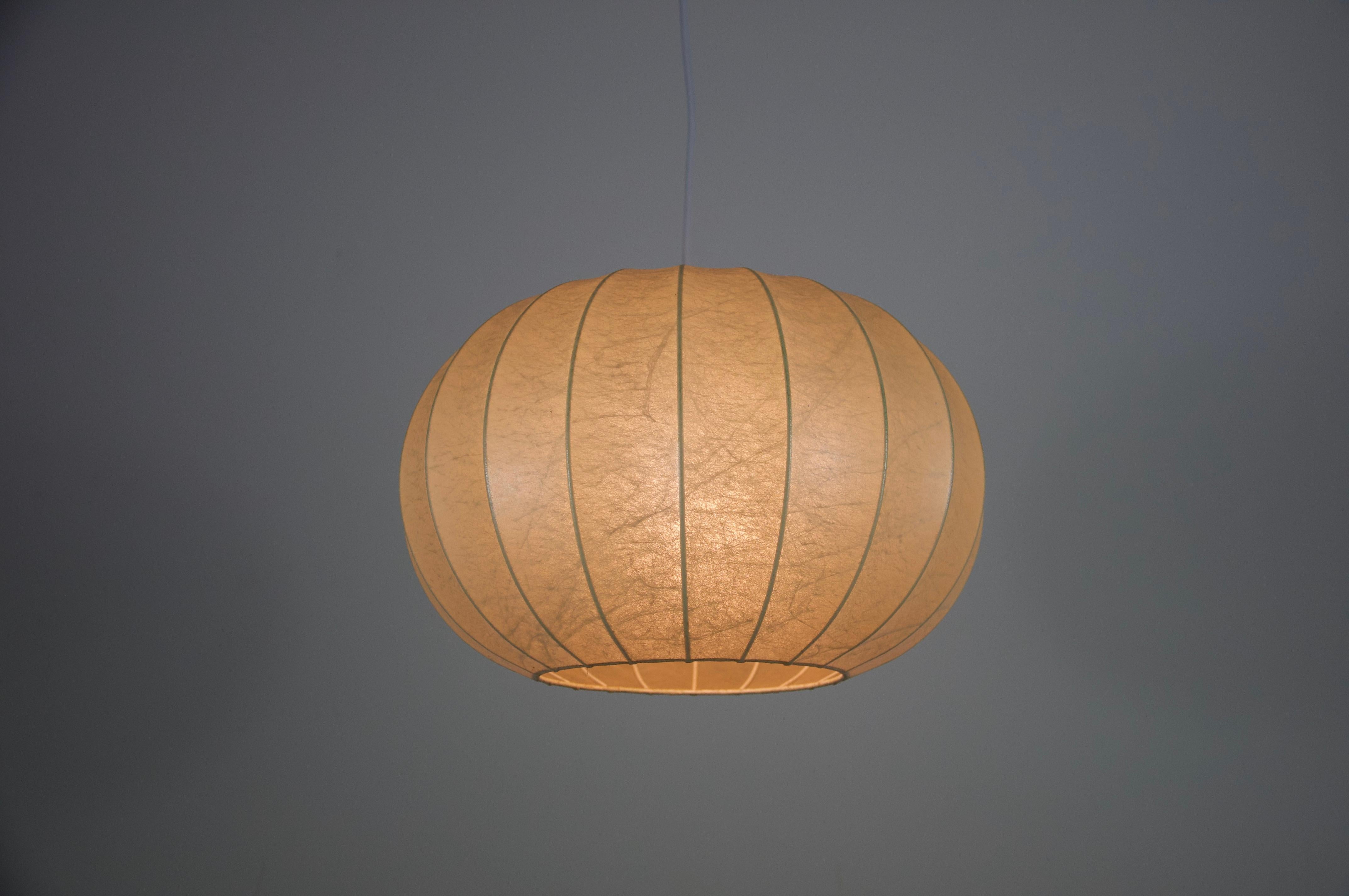 Lampada a sospensione rotonda Cocoon di metà secolo, 1960, Italia in vendita 1