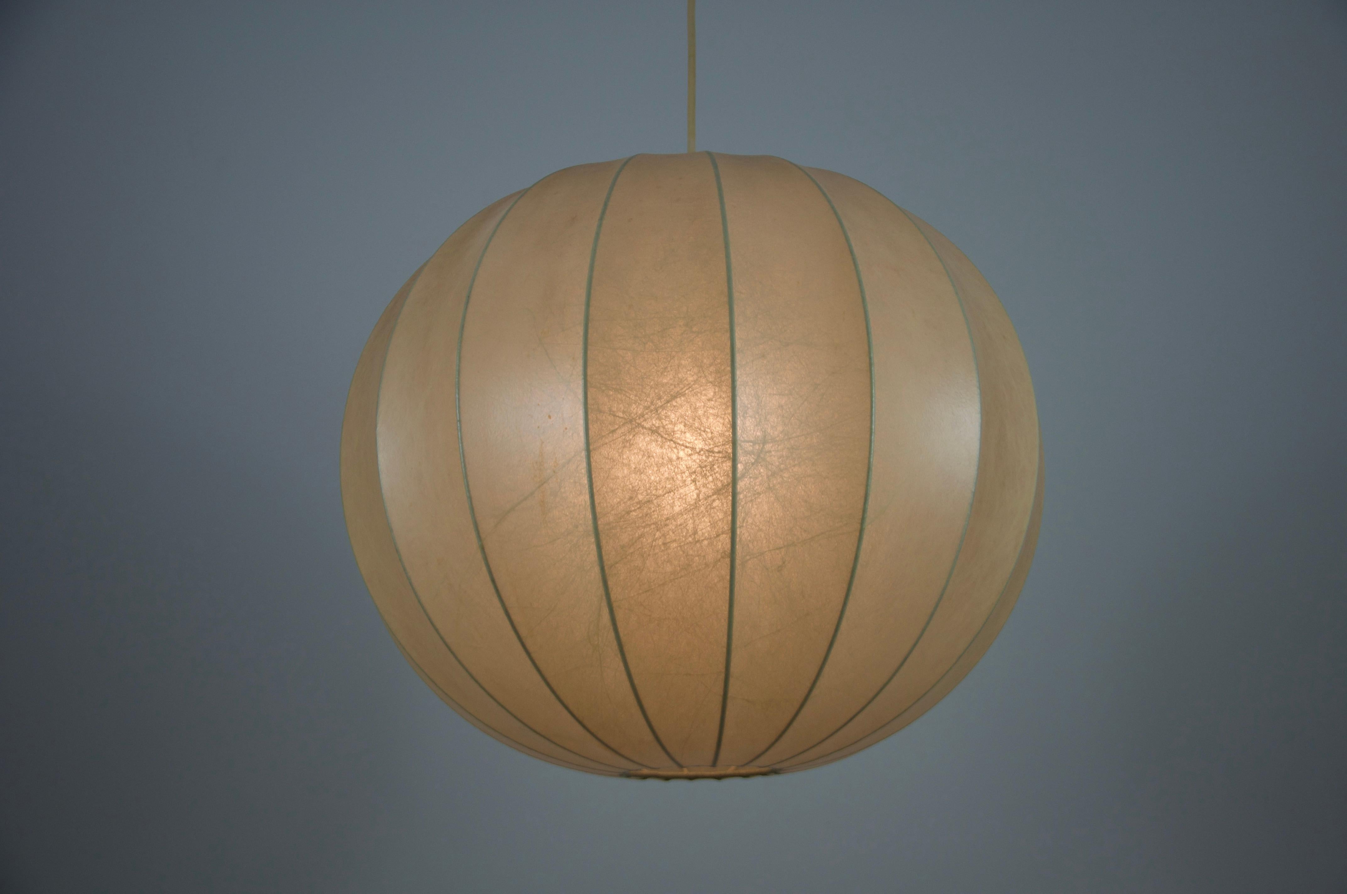 Lampada a sospensione rotonda Cocoon di metà secolo, 1960, Italia in vendita 2