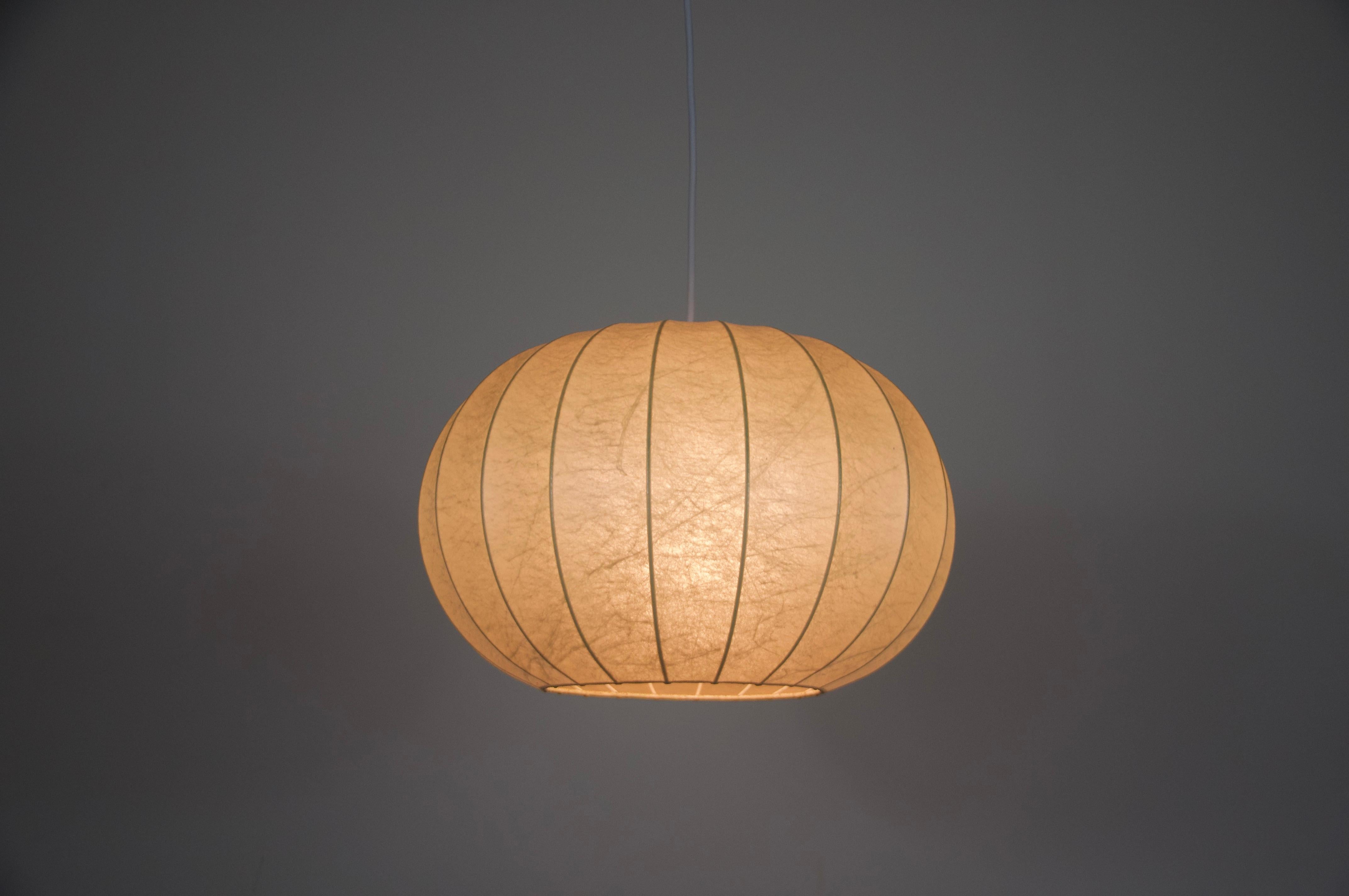 Lampada a sospensione rotonda Cocoon di metà secolo, 1960, Italia in vendita 2