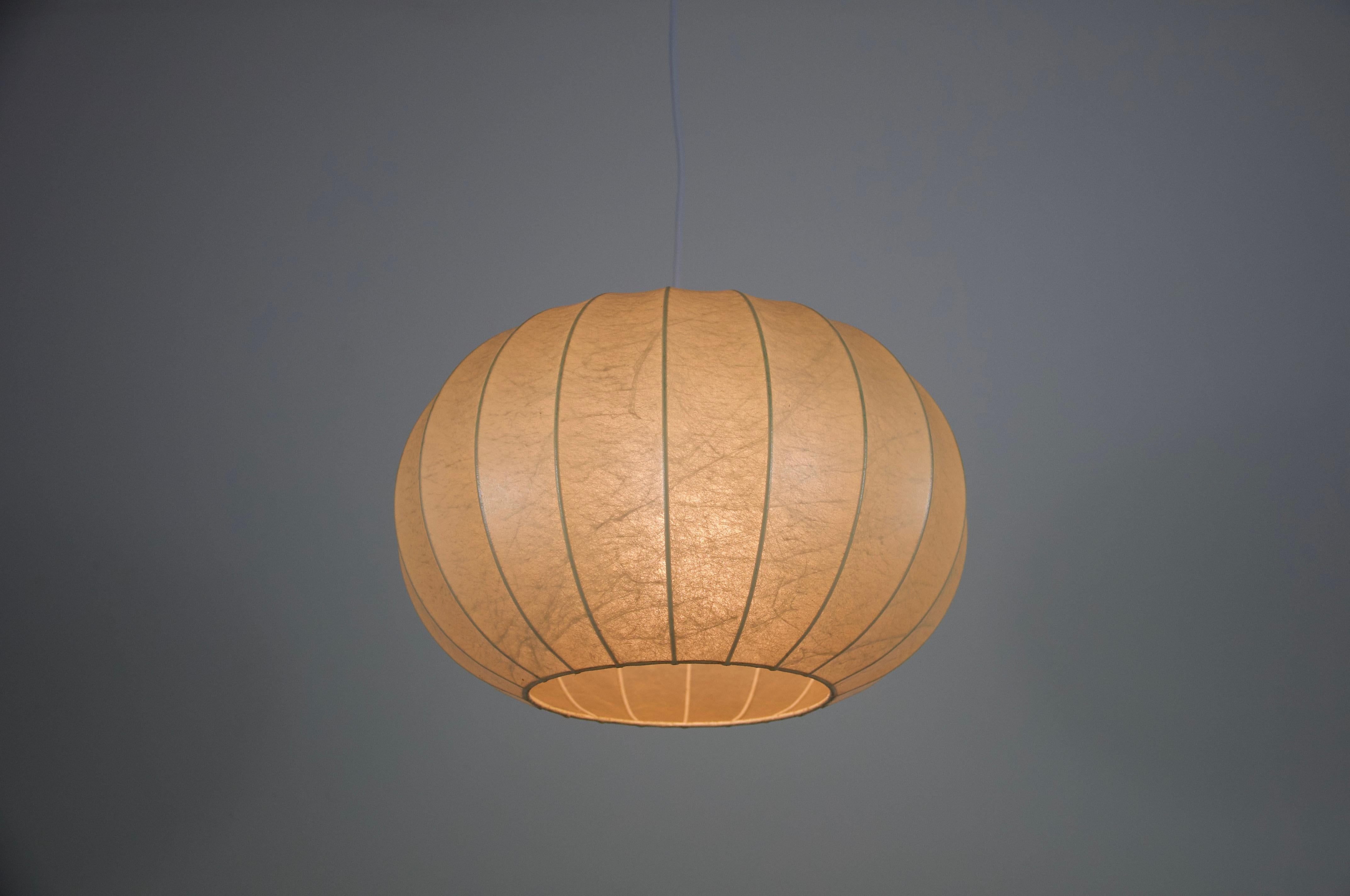 Lampada a sospensione rotonda Cocoon di metà secolo, 1960, Italia in vendita 2