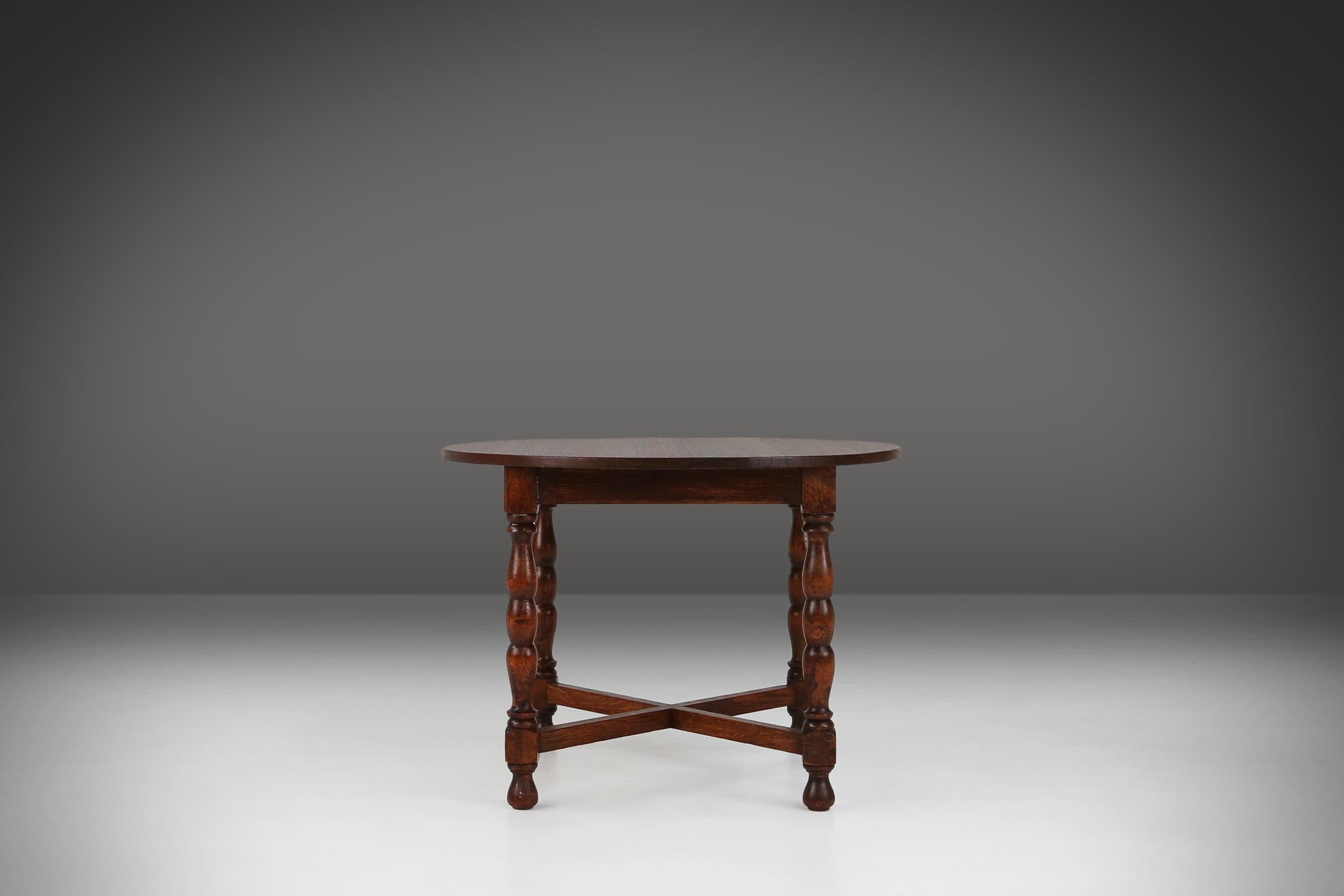 Dieser elegante Beistelltisch verbindet klassischen Charme mit Beständigkeit. Mit seiner reichen, dunklen Holzoberfläche und den zierlichen Beinen ist dieser Tisch eine stilvolle Ergänzung für jeden Raum. Er bietet nicht nur eine bequeme