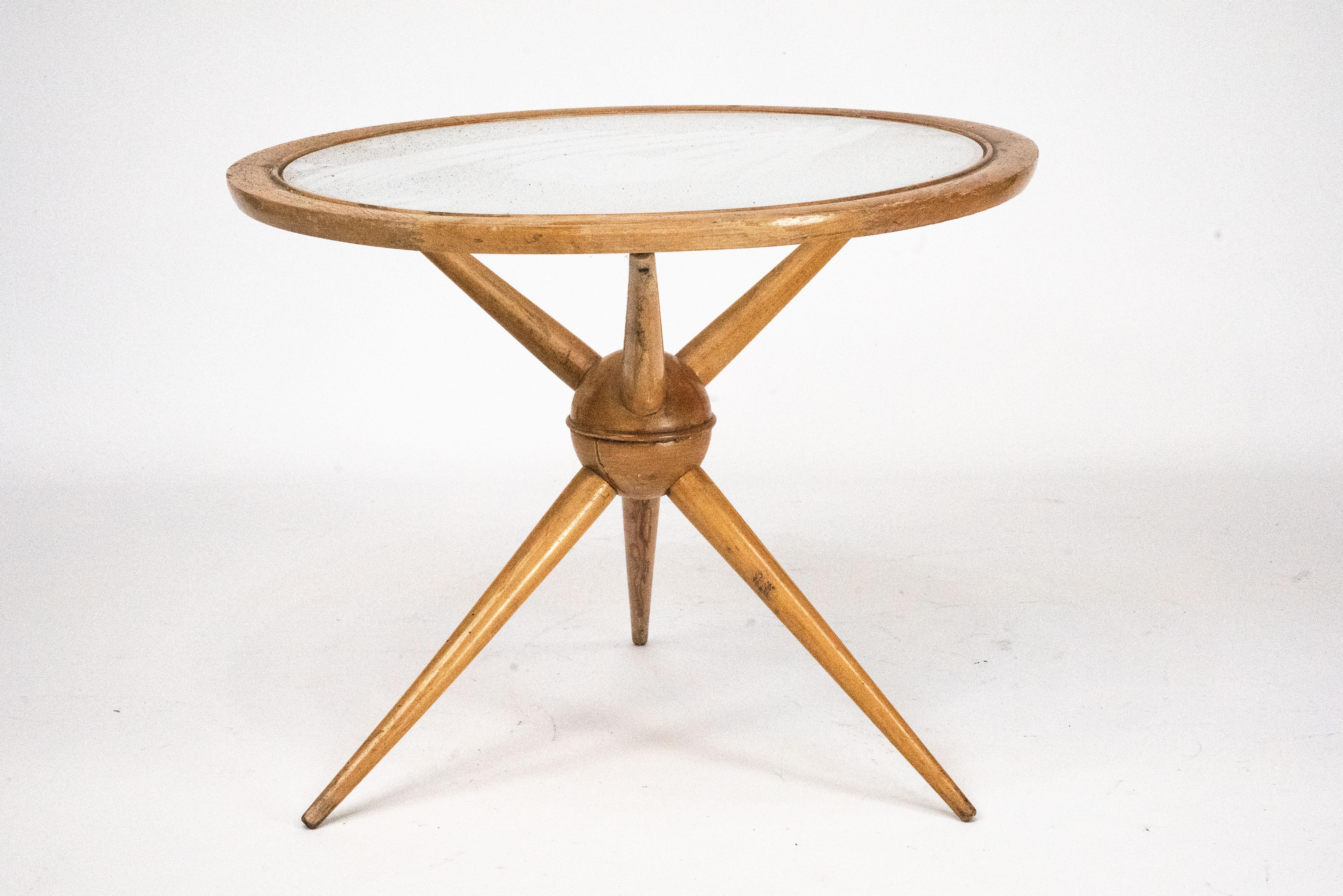 Un design magnifiquement équilibré qui présente l'élégance et la légèreté caractéristiques de Design/One. La table est fabriquée en bois aux tons chauds avec une base sculpturale distinctive composée de trois pieds effilés convergeant vers un joint