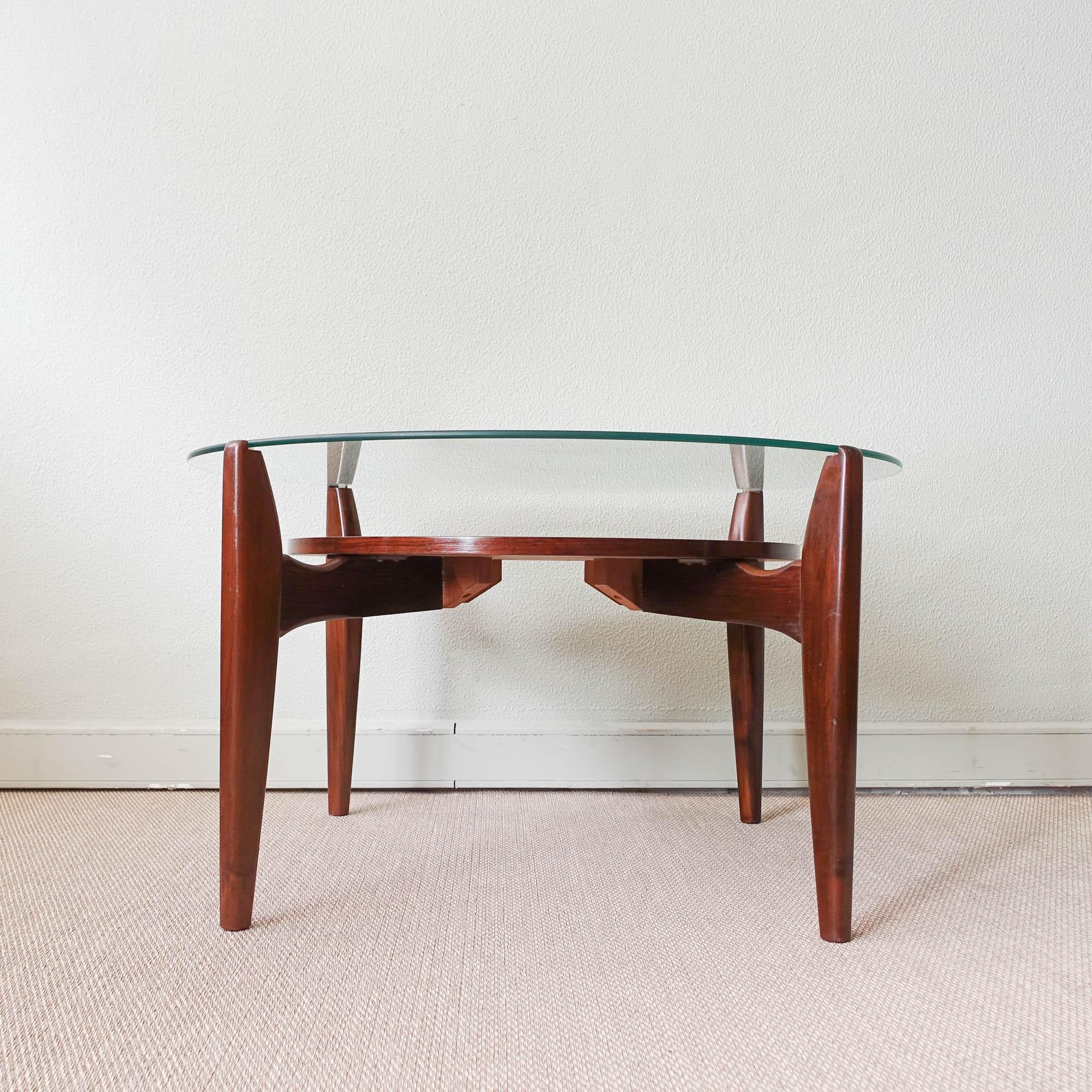 Cette table basse a été conçue et produite par Wilhelm Renz, en Allemagne, dans les années 1960. Il présente un cadre en noyer massif d'inspiration organique et un plateau circulaire en verre. Un design unique. En état original et bon état vintage.